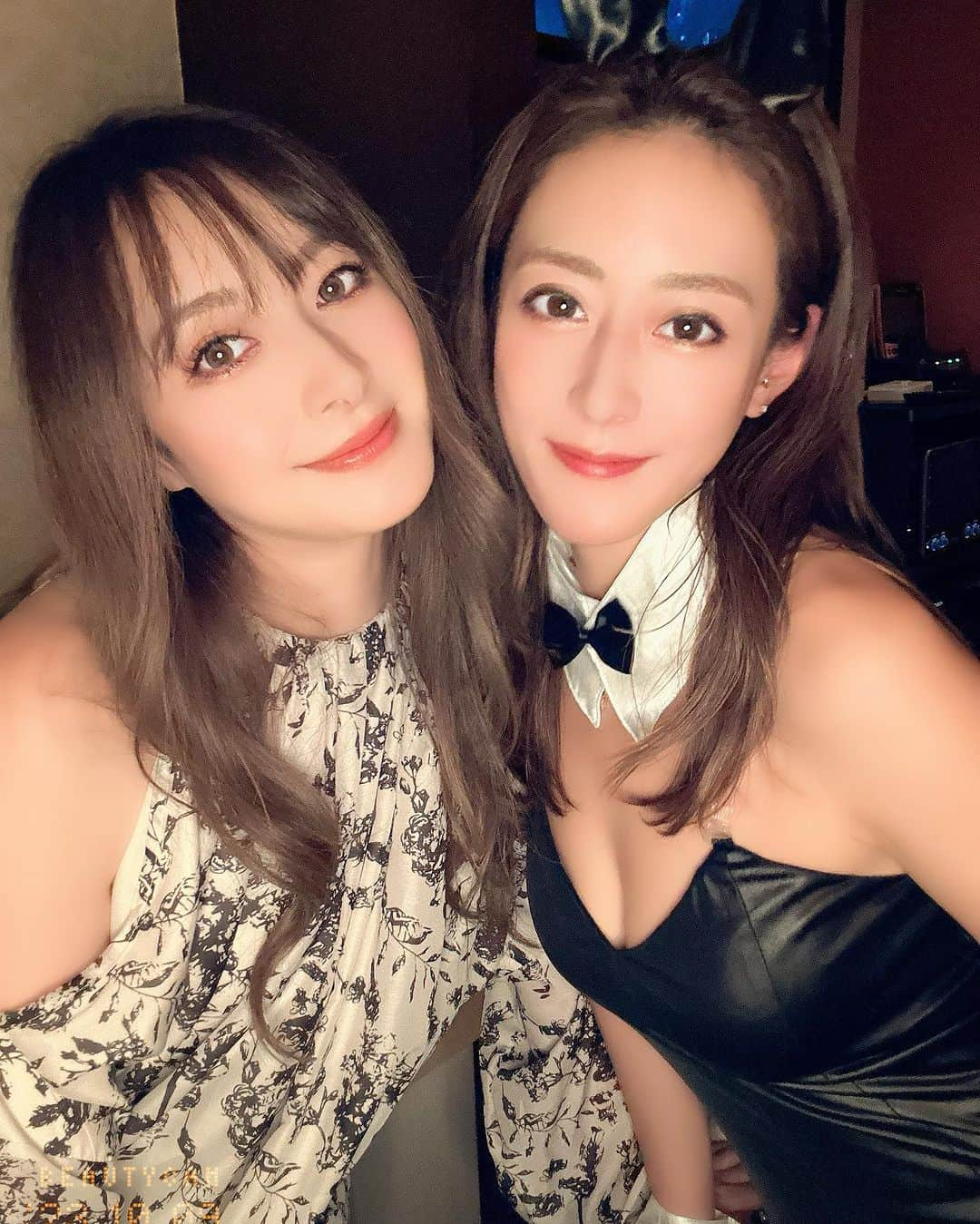 川村りかさんのインスタグラム写真 - (川村りかInstagram)「👯‍♀️🐰  @gyouza0305 がバニーでご来店🤣🤣  「りかちゃんの誕生日はコスプレでしょ？？」  って😂  最高なんです。この子。  これで来てこれで帰りましたw  たくさん笑った💕💕💕  ありがとう🩷」10月10日 20時29分 - rika._.kawamura