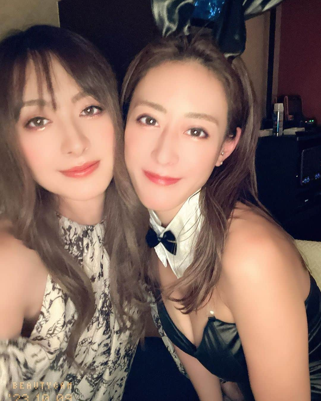 川村りかさんのインスタグラム写真 - (川村りかInstagram)「👯‍♀️🐰  @gyouza0305 がバニーでご来店🤣🤣  「りかちゃんの誕生日はコスプレでしょ？？」  って😂  最高なんです。この子。  これで来てこれで帰りましたw  たくさん笑った💕💕💕  ありがとう🩷」10月10日 20時29分 - rika._.kawamura