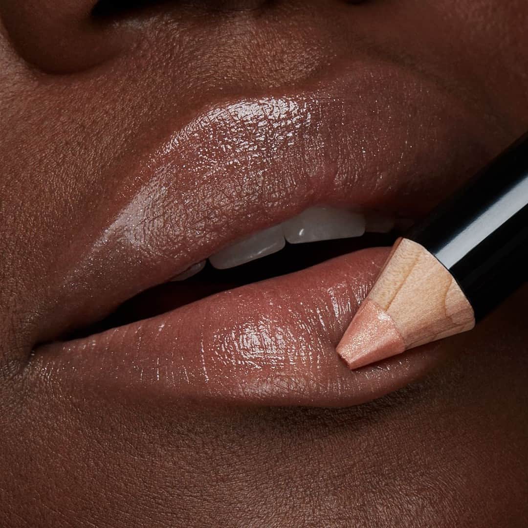 のインスタグラム：「Swipe on pearly lip perfection in seconds 💋 Our Smart Fusion Creamy Lip Crayon offers the comfort of a gloss and the convenience of a pencil! It contains nourishing ingredients and pure pigments for maximum shine, keeping your lips looking fab while you're out and about! 😍✨⁣ ⁣ Shade 02⁣ ⁣」