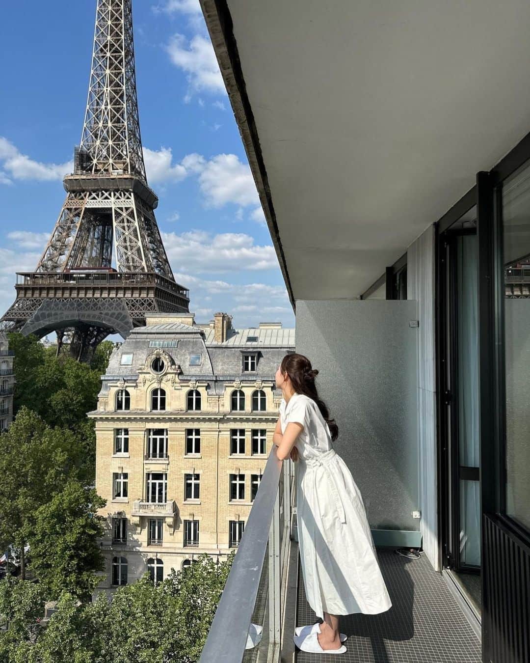 アシアナ航空日本地域公式アカウントさんのインスタグラム写真 - (アシアナ航空日本地域公式アカウントInstagram)「𝑷𝒂𝒓𝒊𝒔 🇫🇷  ┈┈┈┈┈┈┈┈┈┈ #アシアナ航空仁川乗り継ぎで世界各国に行こう！  美しい街並みと美食あふれるパリ。 「エッフェル塔」は パリに行ったら絶対に抑えておきたいシンボル。  美しい建築物に魅了されながら 散策を楽しんでください！  📌ヨーロッパ/中央アジア/モンゴル １５％OFFクーポンイベント開催中！  🗓️ イベント期間：10/06～12/31 🗓️搭乗期間：2023/10/29～2024/03/31 ※2023/12/23～31は対象外  詳しくはハイライト[EVENT]もしくは 公式HP大バナーから🛫  📸 @youkkkiii @siennanywhere  ┈┈┈┈┈┈┈┈┈┈   #アシアナ航空 #アシアナ #ASIANA #asianaair #asianaairline #OZ #Flyasiana #韓国 #korea #韓国旅行 #✈️ #パリ #エッフェル塔 #フランス #フランス旅行 #パリ旅行」10月10日 20時30分 - asiana.jp_official