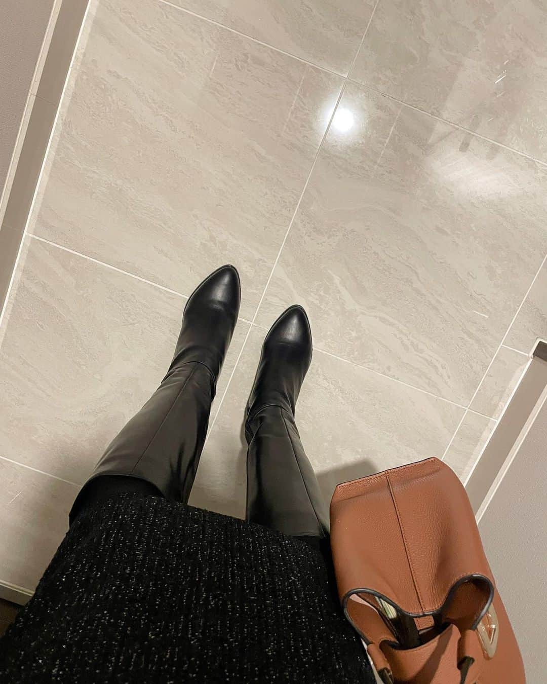 ハンナミさんのインスタグラム写真 - (ハンナミInstagram)「またツイードドレス着れる季節が来た 🤍  秋冬はブラウス,タートル合わせても かわいいんです 🤭♩ 昨年人気だったロングブーツは 今年も再販売しています 👢✨」10月10日 20時31分 - han_nami_