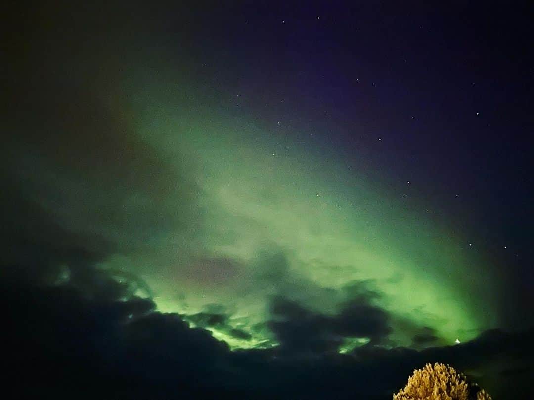 高橋美帆のインスタグラム：「✈️🇫🇮  念願のオーロラ💚💙 雲多めなうえに前日の予報から一転、活動はあまり活発ではなく…☁️ 日没直後ちょっとだけ見れました🙌  #オーロラ #フィンランド #フィンランド旅行 #イナリ #ラップランド #aurora #finland #inari #lapland #kiitos #北欧 #北欧旅行 #海外旅行 #海外一人旅」