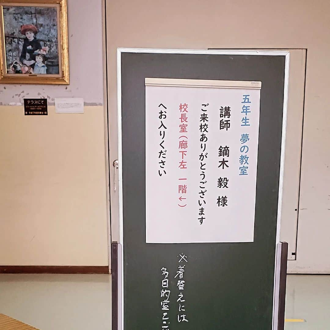 鏑木毅さんのインスタグラム写真 - (鏑木毅Instagram)「昨日の出雲駅伝で客員教授を務めさせて頂いている関西大学が11位でした。 関東の大学を除けば 最も早く これは凄く立派な成績だと思います。 母校の活躍も嬉しいけど 学生たちと触れ合っていると情がうつり、 いつのまにか 母校よりも 応援している自分に気づきます。 長野を後にして 現在は富山へ。 この時期の北陸の魚は 一つ一つ 味がしっかり乗っていて最高です。雨のなか 仕事の感激をぬって 新潟 富山 県境まで 25キロ走。仕事ではありますが、 見知らぬ土地に赴き 足の向くまま気の向くまま そぞろ 走るのが 最高に楽しい時間です。明日も全力で子供たちに思いをお伝え出来ればと思います。 #トレイルランニング #trailrunning #夢先生 #夢の教室 #thenorthfacejapan #tnfjp #thenorthfaceathlete #tsuyoshikaburaki #gontex #アスタビータスポーツ #essサングラス #関西大学」10月10日 20時32分 - tsuyoshikaburaki