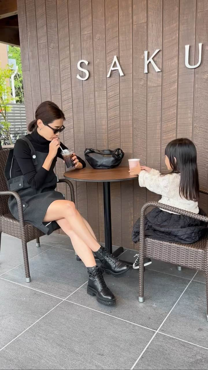 Hiromi Ｍaedaのインスタグラム：「親子コーデ👧🏻👩🏻  インポートライクなディテールが可愛い @myine_my のワンピースを早速♡  膝小僧が黒いのがコンプレックスで、ミニ丈は避けてきたけど、無性に挑戦してみたくなったワンピース🗽😳 オシャレは自由に楽しんで良いですよね♡♡  締め付けもないデザインでストレスフリー🫰  #リール動画#親子コーデ#ママコーデ#秋コーデ#コーディネート#myine_my#amicakids#gianvitorossi#stunninglure#zarakids#ブーツコーデ」