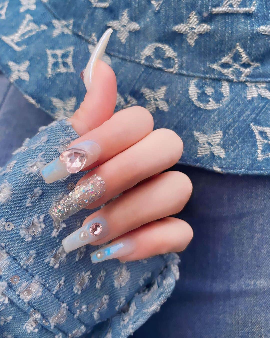 ちあきんぐのインスタグラム：「#chiakiingnail 💅🏻🧊👖💗 なんだかきらめんこぎゃるちゃん。」