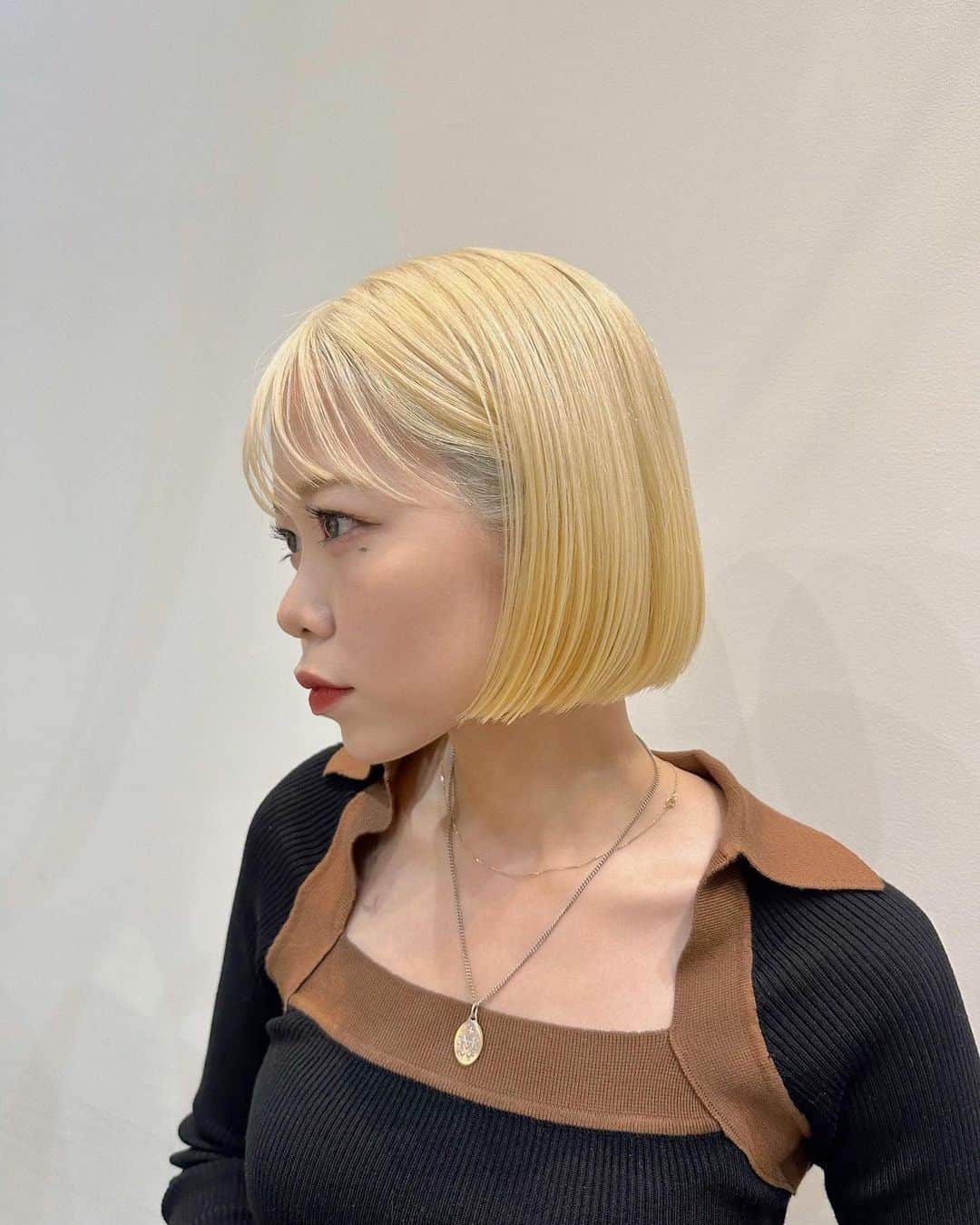 Momoのインスタグラム：「. ハイトーンとミニボブ♡ 冬のミニボブは本当に可愛い♡ . .  . ✔️画像を保存してカウンセリングの 時にみせてください♡♡ .  イメージを変えたいけど短くするのも ブリーチをするのも勇気がいる🥺 . そんな方にも幅広くその方にあった提案 をさせて頂き一緒におしゃれを楽しみましょう♡ . ブリーチカラーは【ケアブリーチ】を 推奨しております♡ . ケアブリーチは従来よりも髪の毛への ダメージが94%cutされます！ . ブリーチなしのダブルカラーも 提案させて頂きますのでぜひご相談ください♡ . 12／3から 新店舗　GARD/ëN (ガーデン／エン) がopen♡♡ . 場所は表参道♡♡ 新しいこだわりのつまったお店で ぜひお会いできるのを楽しみに お待ちしております♡♡ . . ご予約はTOPからご予約サイト に飛べます✈︎♡(料金もそちらを参考に) . ご新規様も喜んでお待ちしております♡ . お電話.DMからも受け付けております♡ (DMは返信が遅くなる可能性が ございますのでそちらご了承下さい🙇‍♀️)  . .  〒150-0001 東京都渋谷区神宮前5-39-2 2F . TEL☎︎ 03-6712-5995 . 表参道駅から徒歩5分🚶🏼‍♀️(A1出口) ( 銀座線/千代田線/半蔵門線 ) . . 月 定休日 火・水　11:00〜20:00 木・金　12:00〜20:30 土　10:00〜19:00 日　10:00〜19:00 祝　10:00〜19:00 . . ぜひ、ご予約お待ちしてます♡♡ . codeアカウントはこちら   @__cd.momo____________ ♡ . ぜひフォローしてください♡ .」