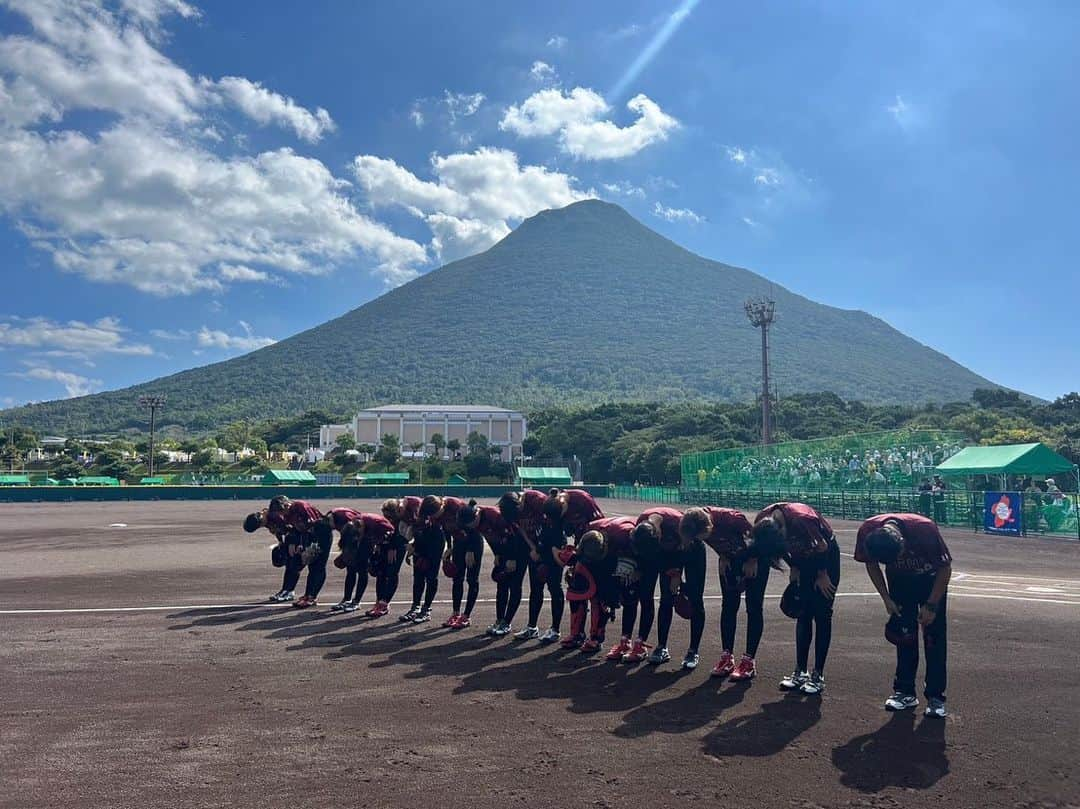 後藤希友のインスタグラム：「.  2023年鹿児島国体  国体も！になりますかね。 天候に恵まれず惜しくも1日延期してしまいました🥲  2チーム同時優勝で、埼玉県と同時優勝させて頂きました！  素晴らしすぎるグランドの水捌けに、雨風すごい中沢山の準備をして頂いて本日まで試合をさせて頂けました。 沢山のサポートをありがとうございました！  織機さんに混ぜていただいて 豊田自動織機shining vagaさん、 DENSOブライトペガサスさん、 中京大学さん、 トヨタ自動車の4チームが混ざった最強のメンバーでした！  野上、がみも最高のアシスタントでした⭐️ありがとね🔥 また、帰ってすぐ今週は私達は刈谷で織機さんと試合が行われます！ 今日の仲間は明日の敵という事ですね。笑  最高に楽しかったです！ 沢山の応援をありがとうございました！  #国体 #チームAICHI #Fin🌟 #気づいたらみんなに抱っこさせられた」