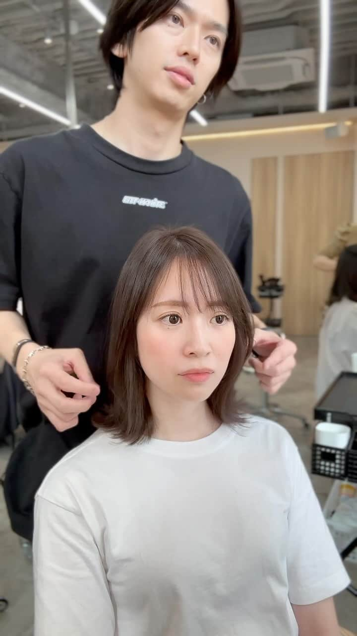 小西涼のインスタグラム：「【顔まわりにデザインを✂︎】優しい#レイヤーカット  薄め前髪からチークバング、顔まわりを レイヤーカットでデザインしてます💁‍♂️ ． カラーは赤み消して、深みのある#グロスグレージュ 艶っぽく柔らかく◎ ． ． #フェイスレイヤー　#内巻きレイヤー　 #グレージュ　#ハイライトカラー」