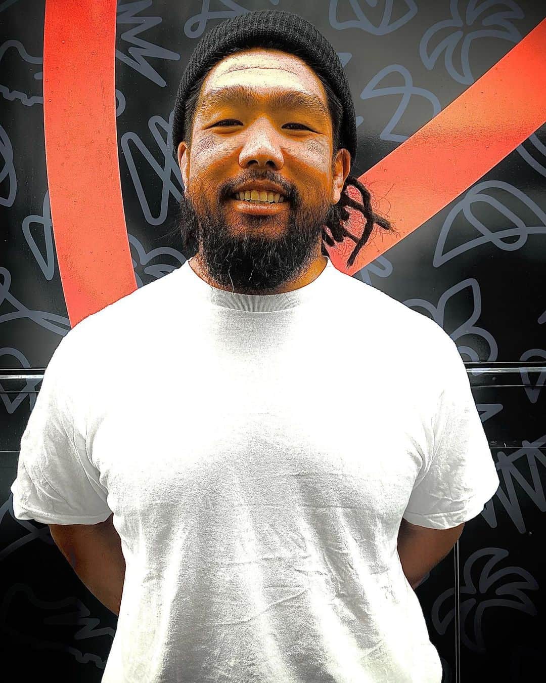 堀江翔太のインスタグラム：「ラグビー日本代表を応援してくれた皆さん！ ありがとうございました！こんな歳までラグビーでき、ワールドカップにでれたのも、ファン皆さんの声が力になりました。応援ありがとうございました！結果は残念でしたが、最後まで僕達が練習でやってきたことは出し切りました。  そして、 僕に関わってくれた、みなさんありがとうございました。  日本代表をもうええや。てなった時も 俺大丈夫か？てなった時も 俺ラグビーできてるか？てなった時も 代表に戻れるか？て不安になった時も 身体痛い時も ラグビーで頭いっぱいでしんどい時も プレッシャーで逃げ出したい時も  僕をやる気にしてくれる言葉、 安心させてくれる言葉、 身体の痛みをとってくれたり、 自分の伸び代を見つけてくれたり、 一緒に時間を過ごすだけで、ラグビーを忘れさしてくれたり、 一緒に酒飲んだり、 自分の行く道は正しいと後押しをしてくれたり、 僕にしてくれた事は、書きたりないくらいしてくれてほんまにありがとうございました。 僕の周りには、いい大人がたくさんいて、いい仲間、後輩がたくさんいて、暗い時に光をさしてくれる。ほんまに感謝しかないです。運がいいです。ほんまに。 そしてこれからもよろしくお願いします。  次はリーグワン！切り替えていきますよ！ その為にもどうしたらいいのか考えながら前に進みたいと思います！  引き続き応援よろしくお願いします🙇🏽」