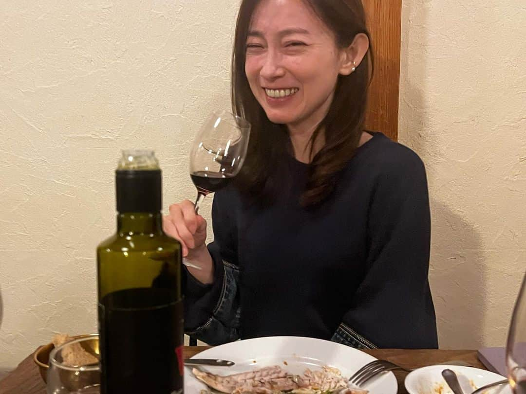 小橋めぐみのインスタグラム：「女二人でイタリアン。 足を伸ばせば旅気分。  この夜の楽しい記憶で、 今週がんばれます。 お料理の写真1枚も撮っていないけれど、釜揚げシラスの揚げ焼きみたいなの、美味しかったな。作りたいな。」