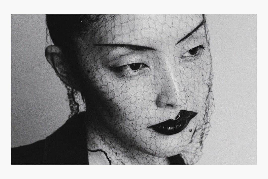 のインスタグラム：「🖤  撮影時間5分しかなかったけど、この日の色々なことが記憶に鮮明に残ってる  photograph @sammariesaint  hair  Shinya Nakagawa make up @aiyokomizo」