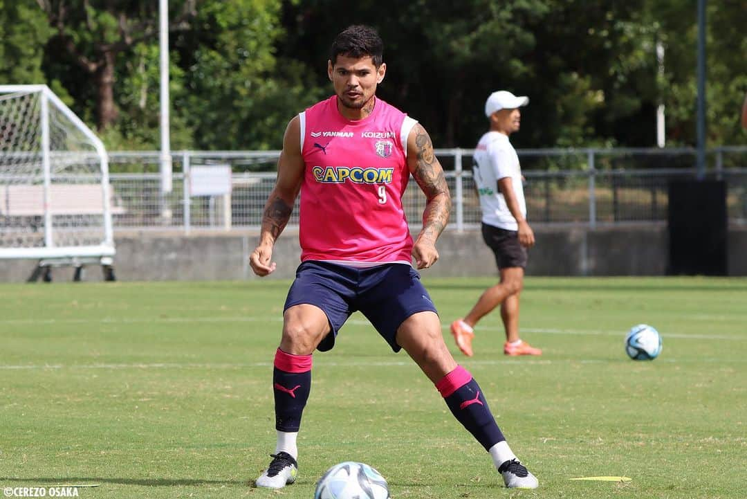 セレッソ大阪のインスタグラム：「.🌸training🌸  本日からトレーニングを再開💪 オフ明けから、戦術的なトレーニングも交え、精力的に汗を流しました🏃‍♂️💨  #レオセアラ 選手 #ヤンハンビン 選手 #キムジンヒョン #清水圭介 選手 #真木晃平 選手 #鈴木徳真 選手 #阪田澪哉 選手 #奥埜博亮 選手 #喜田陽 選手 #上門知樹 選手 #cerezo #cerezoosaka #SakuraSpectacle #セレッソ大阪」