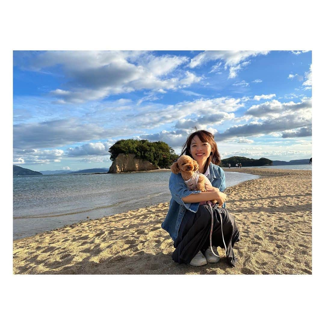 阿部芳美さんのインスタグラム写真 - (阿部芳美Instagram)「#小豆島 🏝️🐕☕️ ずっと行ってみたかった場所👀！  海も日差しも時間も ゆっくり穏やかで気持ちが良かった〜☺️  むぎも一緒に家族旅行できて幸せ🫶  #エンジェルロード #全力ダッシュ #🐕 #魔女の宅急便 #全力で跳びます #🙋‍♀️ #映画村 #全力で竹馬 #🙋‍♂️ #コーヒーとジェラート #愛犬とお出かけ  #大好きです小豆島」10月10日 20時37分 - yoshimi_abe0410