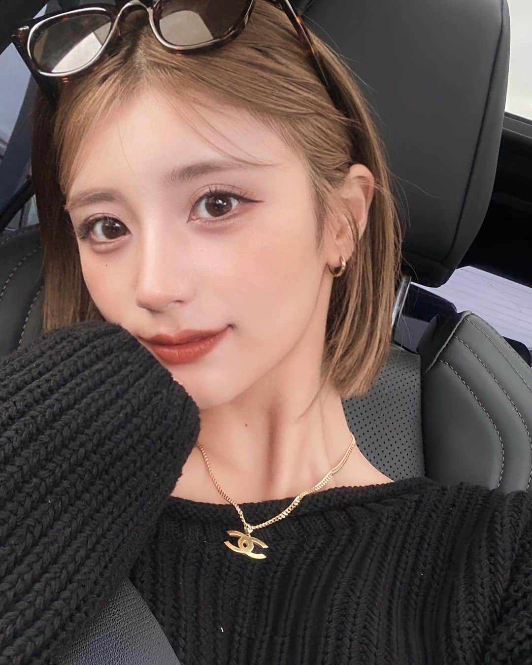 小串未来のインスタグラム：「.  秋メイク〜🍂 と言っても、リップを変えただけやけど🤣☝🏻✨ やっぱり、こっくりしたブラウンレッドがすぎ🫶🏻  メイクが盛れる理由は @dr.yuya_ka 先生にヒアルロン酸 入れてもらったおかげ🥲💕  涙袋、口角、鼻翼基部の３箇所に してもらったんやけど とにかくナチュラルに！って言ったら 本当に分かるか分からんか位で 仕上げてくれた😭✨  ナチュラルでお気に入り〜💕💕💕 継続してまた入れたいなっ🫣  #イエベ秋 #イエベ #秋メイク  #カラコン #リップ #きりっぱなしボブ #ハイトーンボブ」