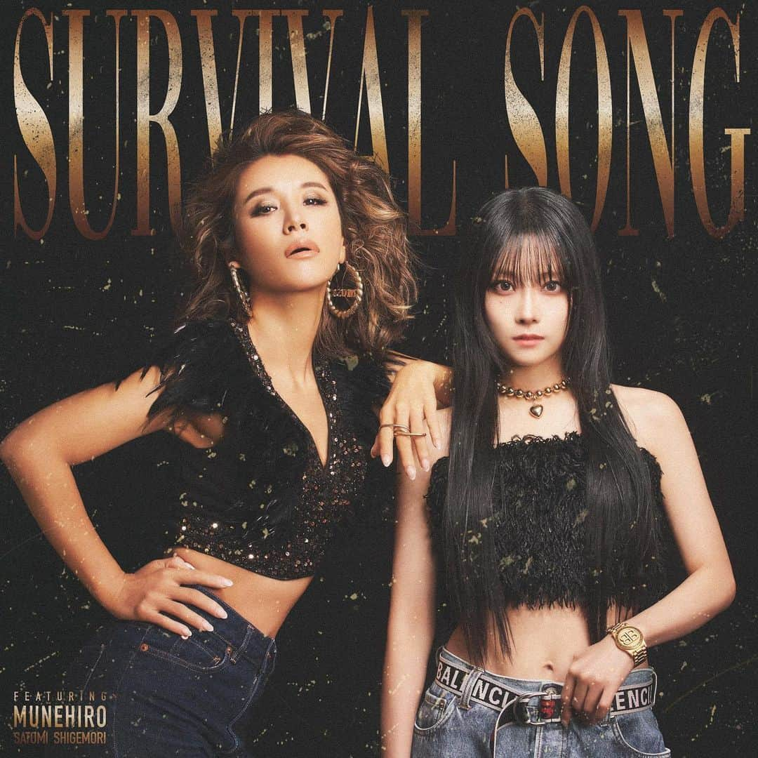 重盛さと美のインスタグラム：「「SURVIVAL SONG」🖤⚡️⚡️ 配信開始しました！🎧⚡️✨✨✨  生き方も輝き方も全然違う、 2人のSUPER WOMAN🦸🏼‍♂️🦸🏻‍♂️🌕✨  聞いた人が自分を、 自分の人生をもっと愛せますよに✨ YOU'RE SUPER WOMAN🙌❣️❣️❣️  芯のない私の声と、 芯しかないMUNEHIROさんの声、 すごく面白い化学反応が起きてると思います☺️🎉（笑） そして紗理奈さんの声は本当にすごいです。 MUNEHIRO VOICE✨ 感動します✨大好きです🫶✨  　 こんな熱い曲を書かせてくれた紗理奈さん🙏 そしてきっかけをくださったMEGUMIさん🙏 ありがとうございます🙏✨✨ 昔も今もずっと変わらない私のSUPER WOMANです🦹🏻‍♀️🦹🏻‍♀️✨ 私の先輩カッコよすぎぃ〜🤯🤪😝❣️❣️❣️❣️❣️ @munehirovoice  @megumi1818     #SURVIVALSONG #SUPERWOMAN #めちゃイケてる2人 #なにわのカリスマドスケベ #oh wats a day！ beatは @maplehoney_beat ちゃん🐻‍❄️💞🖤⚡️  「くすぶり女とすん止め女」 本日24時30分スタートです‼️🙌✨✨ 皆さま初回から最終回までよろしくお願いします☺️🙏🫶✨」