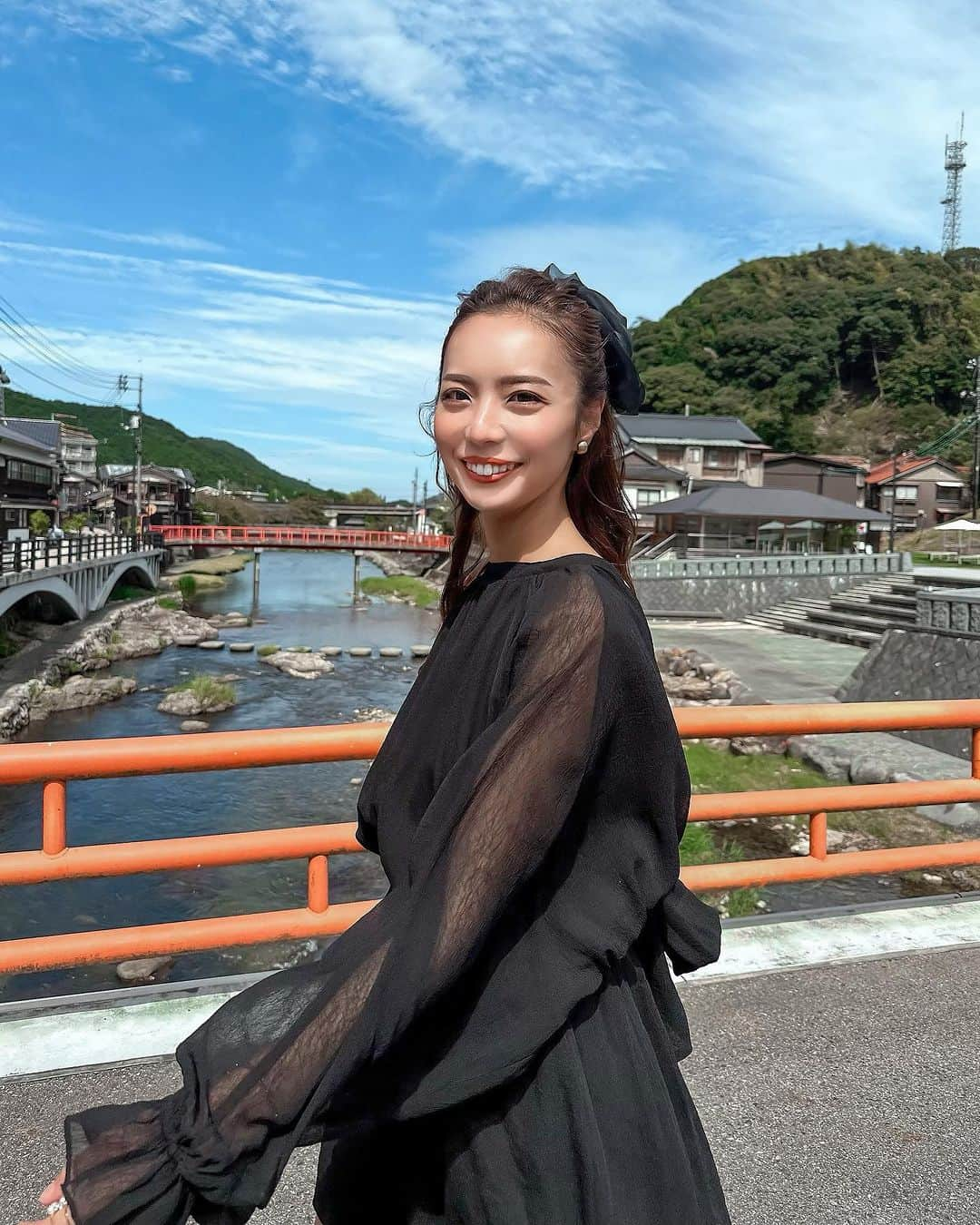 まおまおのインスタグラム：「ꔛ 𝗬𝗔𝗠𝗔𝗚𝗨𝗖𝗛𝗜 𝗧𝗥𝗜𝗣♡*˚ꔛ 〖山口県長門市〗湯本温泉の写真スポット紹介🤳💓 行ったときはこの場所探してみてね☺️ 全部お気に入りの写真たち♡♡  新木優子ちゃんも YouTubeチャンネル「あらきあるき」で 来てくれた場所なんだよ🥰  湯本温泉は ＃37 を見てね♡ 私も登場します🥹💓 山口県は ＃36〜＃54まで！ 全部見て欲しいな🫧  今ならTVerでも見られるよ👀 投稿の8〜9枚目をチェック✔︎  ꔛ  photo by リサちゃん♡  ꔛ  🏷 #湯本温泉 #長門湯本温泉 #長門市 #山口県 #山口県観光 #山口旅行 #山口観光 #やまぐちgram #山口県グルメ #yamaguchi_scenery #瓦そば柳屋 #女子旅  ꔛ」