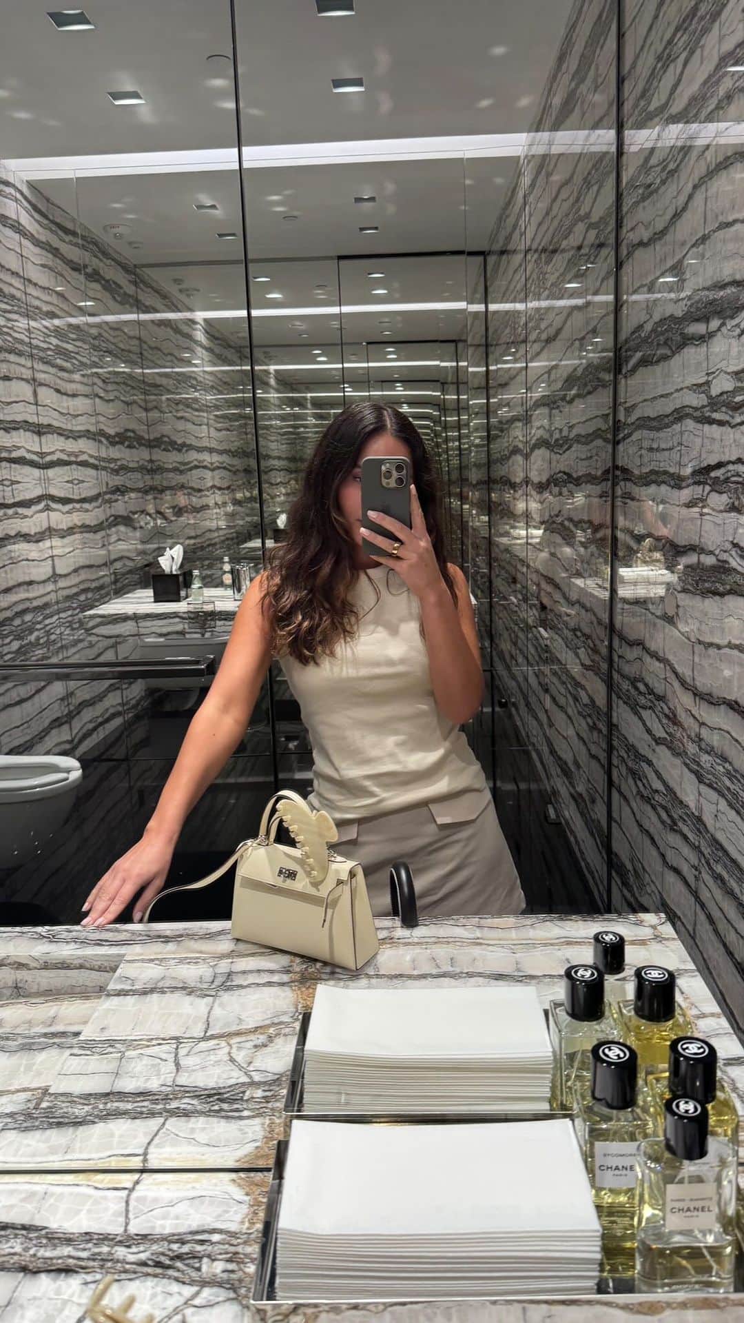 Marianna Hewittのインスタグラム：「how I air dry my hair 🌊   Prime Big Deal Days is here through October  10 & 11 — these items + all my favs from the sale are linked in my storefront    @amazoninfluencerprogram #bigdeals2023」