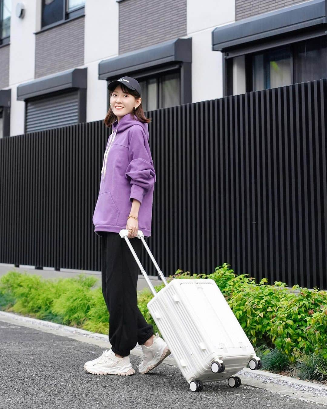 高橋晴香さんのインスタグラム写真 - (高橋晴香Instagram)「旅のお供に✈️ ⁡ ⁡ スーツケースを新調✨ ⁡ ⁡ B4Uのカップホルダーキャリーケース🤍 ⁡ ⁡ 良いのが、カップホルダーとUSBチャージポートが付いてるの👌 ⁡ ⁡ 旅先で簡単にスマホやタブレットとか充電出来るし、飲み物とかも置けたりするのは凄く便利◎ ⁡ ⁡ 沢山荷物入る＆軽くて使いやすいし🫶 ⁡ ⁡ スタイリッシュなデザインで見た目も可愛い🥰 ⁡ ⁡ 旅行行く時、これ持っていくの楽しみだ☺️🩵 ⁡ ⁡ ⁡ ⁡ PR @b4u.jp  ⁡ ⁡ #B4U #キャリーケース #キャリーバッグ #カップホルダーキャリーケース #スーツケース #carrycase #travel #旅行」10月10日 20時39分 - haruka_takahashi0127