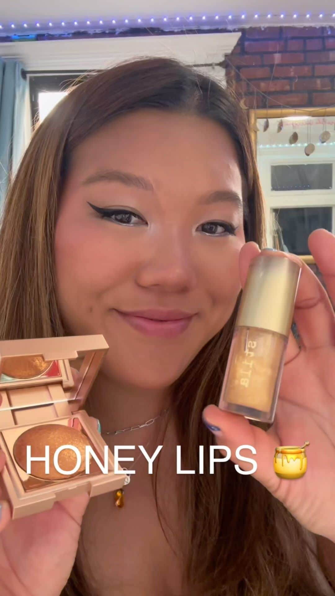 Stila Cosmeticsのインスタグラム：「@teeheefunnay is hopping on the #HoneyLips trend 🍯🫦  Pair the Heaven’s Dew All Over Glimmer with the Heaven’s Dew Gel Lip Oil for endlessly shimmery lips ✨  #StilaCosmetics #Stila #Beauty #Glitter #lipoil #lipgloss #honey」