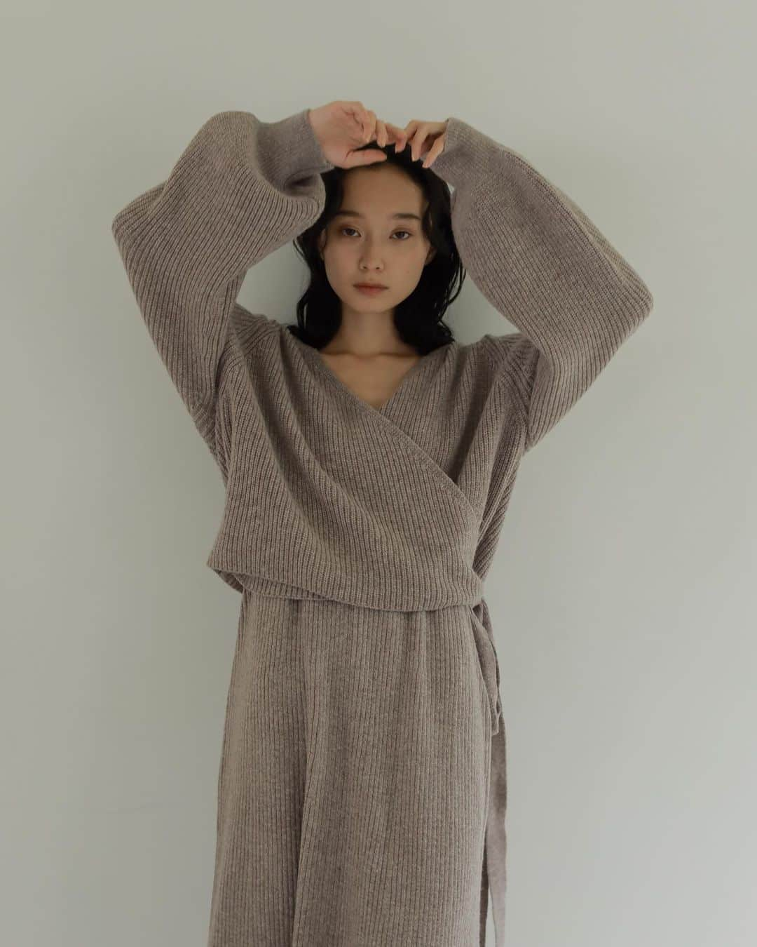 CASA FLINEさんのインスタグラム写真 - (CASA FLINEInstagram)「NEW ARRIVAL カシュクールカーディガンセットドレス ¥36,300 Color BEIGE / L.GRAY / CHARCOAL  カシュクール仕様のカーディガンとノースリーブドレスのセット。  中のニットドレスはバスト部分に編み柄を配する事で立体感を表現しています。  カーディガンは紐で括ってカシュクールでまとめてたり、前を開けてルーズにスタイリングすることも出来ます。   ETHICAL POLICY NATURAL   ————————————————————————— #casafline #sustainable #ethical」10月10日 20時51分 - casa_fline