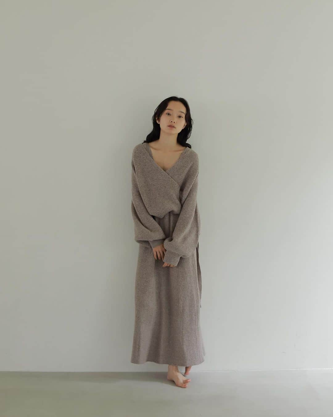 CASA FLINEさんのインスタグラム写真 - (CASA FLINEInstagram)「NEW ARRIVAL カシュクールカーディガンセットドレス ¥36,300 Color BEIGE / L.GRAY / CHARCOAL  カシュクール仕様のカーディガンとノースリーブドレスのセット。  中のニットドレスはバスト部分に編み柄を配する事で立体感を表現しています。  カーディガンは紐で括ってカシュクールでまとめてたり、前を開けてルーズにスタイリングすることも出来ます。   ETHICAL POLICY NATURAL   ————————————————————————— #casafline #sustainable #ethical」10月10日 20時51分 - casa_fline