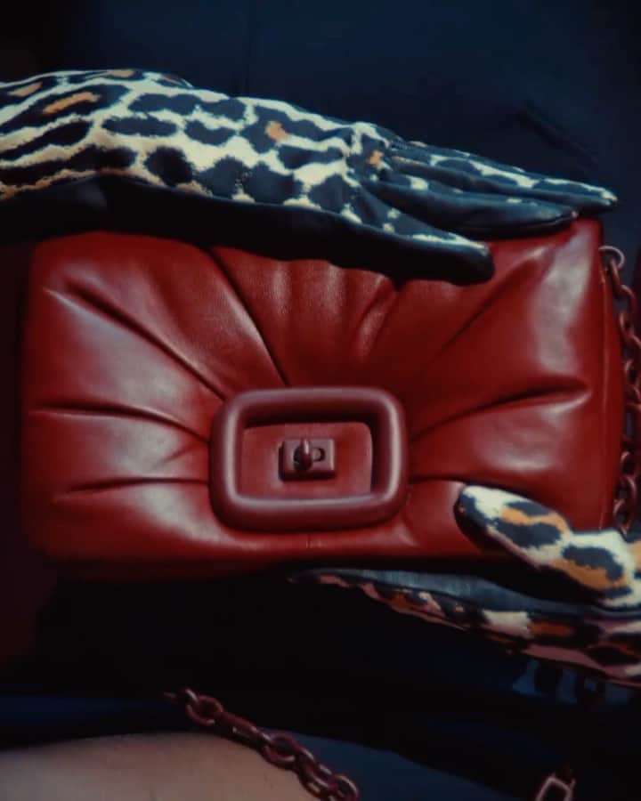 ロジェ・ヴィヴィエのインスタグラム：「The Viv’ Choc bag makes an iconic appearance in an ensemble worthy of the Parisian silver-screen.   #VivChocBag #RogerVivier #GherardoFelloni」