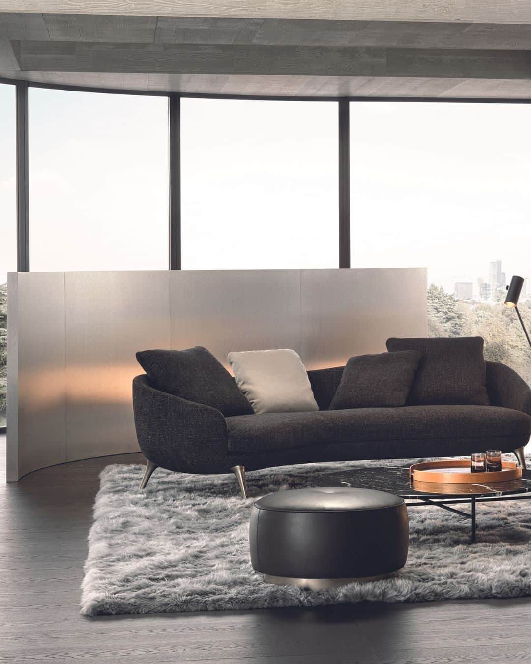 Minotti Londonのインスタグラム：「Part of the new 2023 Collection, the characteristic light and sophisticated style trait of Italian-Danish duo @gamfratesi inspires Raphael: a new way of designing the living space thanks to the use of single furnishing pieces with refined tailoring, capable of becoming protagonists of the space, and expressing the same comfort as traditional modular seating systems.  Three sofa variants, two types of armchairs, two dining little armchairs and a footstool, all conceived as adaptable to smaller domestic contexts, while still meeting the high demands of decorators and interior designers.  Organic forms, with generous and cosy proportions, are enhanced by sophisticated upholstery that masterfully interprets its distinctive sinuous lines.  Tap the link in our bio to explore the Raphael Collection.  #minotti2023collection #minotti #minottilondon #raphael #minottilondon #gamfratesi #interiordesign #designlover #design」