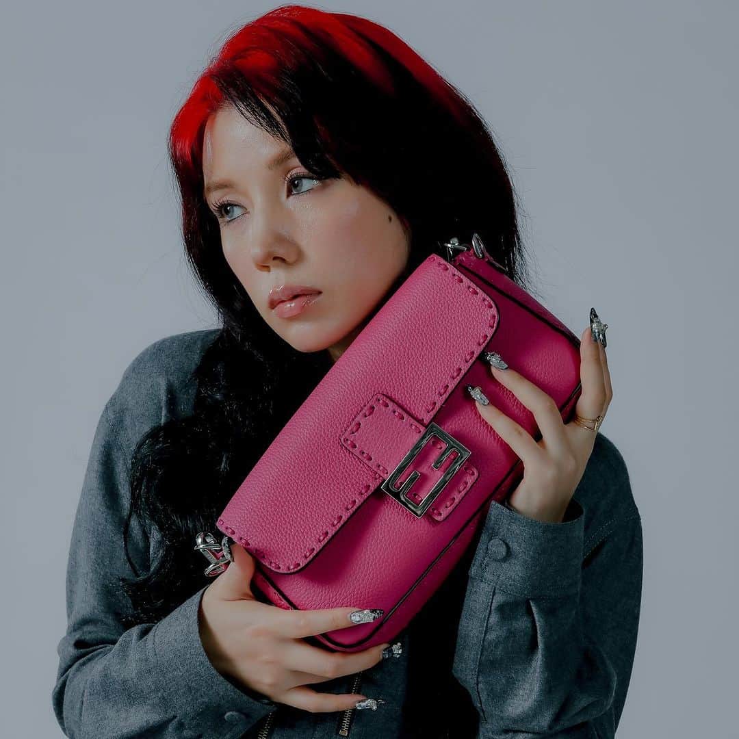 のインスタグラム：「今日は世界ハンドバッグの日🩷🌍👜✨ FENDIバゲットのピンクカラーが いいかんじ🫶🏻😘🎀  @fendi  #fendibaguette  #PR」