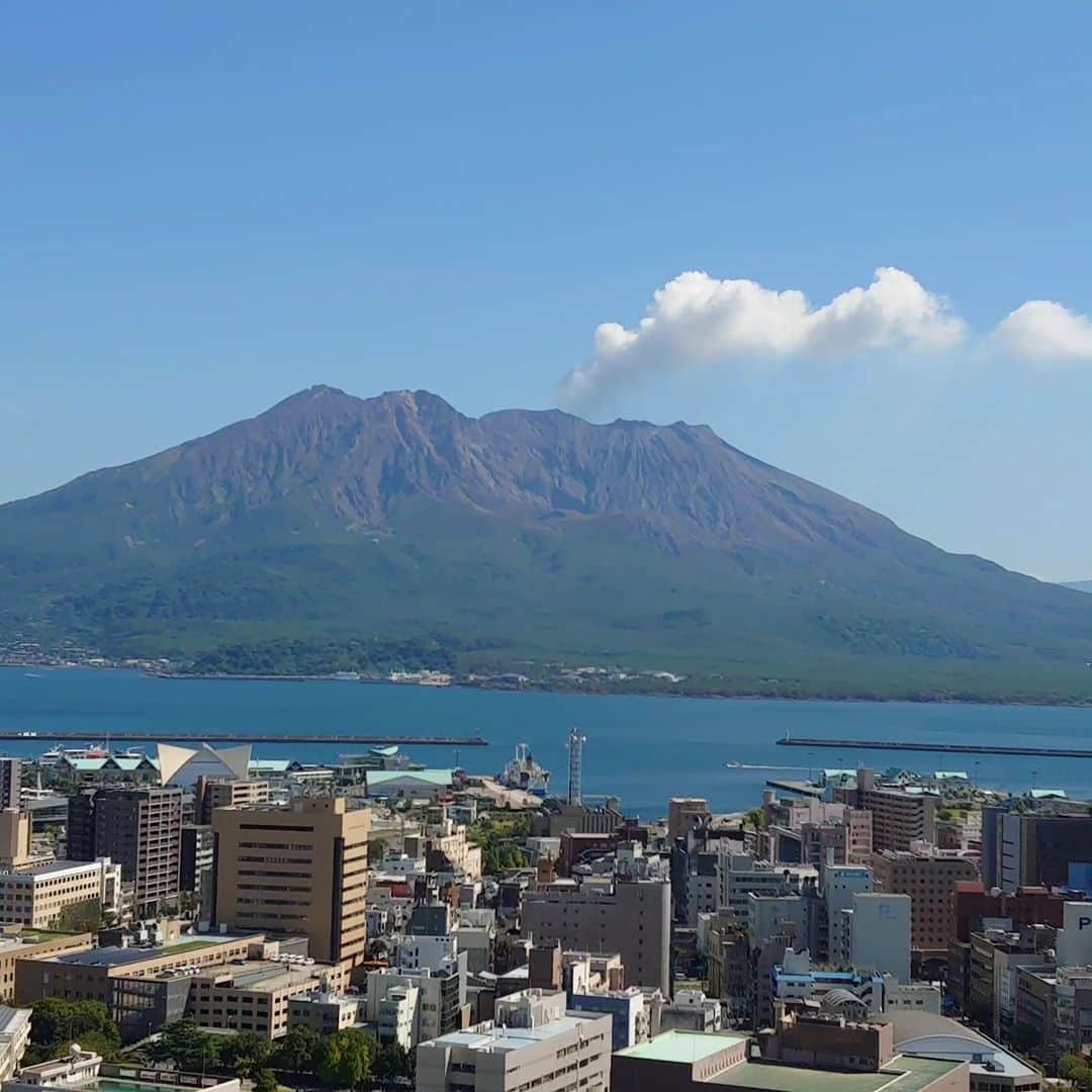 関陽樹さんのインスタグラム写真 - (関陽樹Instagram)「雄大な桜島、大ローング！ 西郷さんが最期の地に城山を選んだ理由がよくわかりました。 他の場所から見る桜島もいいけど、城山で見ると絶景です。  #桜島 #鹿児島県 #鹿児島市 #城山 #城山公園 #西郷隆盛 #西郷隆盛ゆかりの地 #絶景 #明治維新 #観光 #出張 #日本史 #薩摩藩 #西南戦争」10月10日 20時44分 - seki_haruki1986