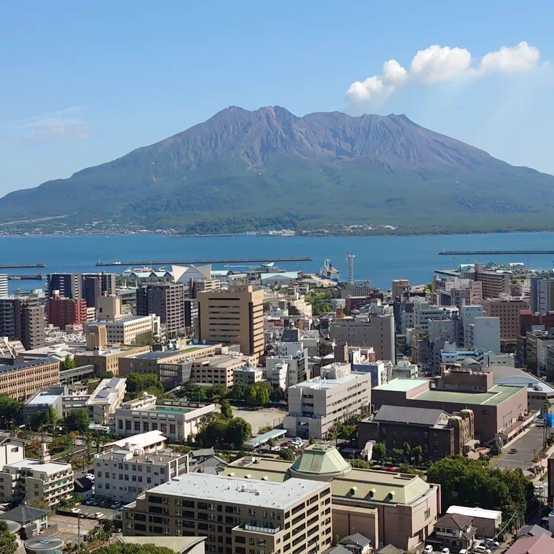 関陽樹さんのインスタグラム写真 - (関陽樹Instagram)「雄大な桜島、大ローング！ 西郷さんが最期の地に城山を選んだ理由がよくわかりました。 他の場所から見る桜島もいいけど、城山で見ると絶景です。  #桜島 #鹿児島県 #鹿児島市 #城山 #城山公園 #西郷隆盛 #西郷隆盛ゆかりの地 #絶景 #明治維新 #観光 #出張 #日本史 #薩摩藩 #西南戦争」10月10日 20時44分 - seki_haruki1986