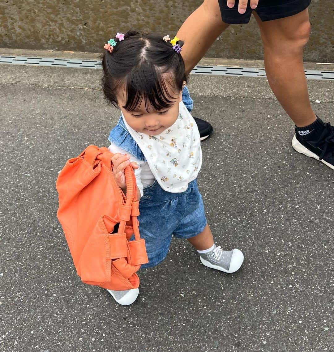 咲和希のインスタグラム：「鞄を持って歩かないと気が済まない娘😂鞄を戻すと怒ります（笑） カバンの中身もしっかり入ってたり最近笑わせてもらってます🤣🤍女の子だなぁ〜」