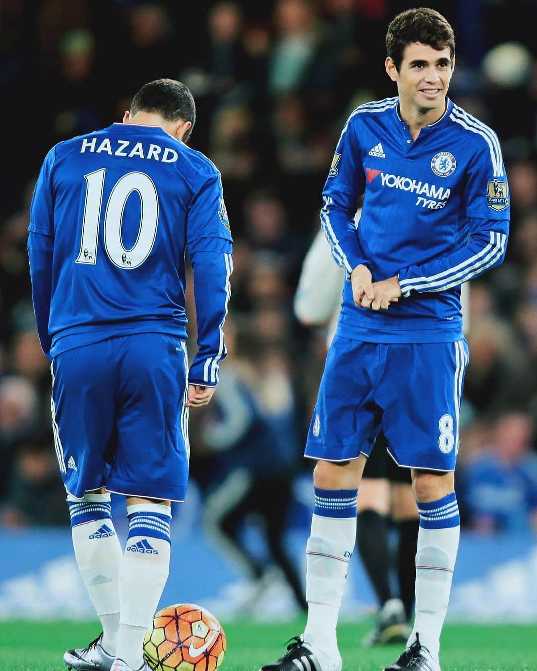 オスカルさんのインスタグラム写真 - (オスカルInstagram)「Was a pleasure to share the pitch with you, @hazardeden_10! Best of luck in your retirement. Enjoy life a lot! 💙🪄🏆」10月10日 20時45分 - oscar_emboaba