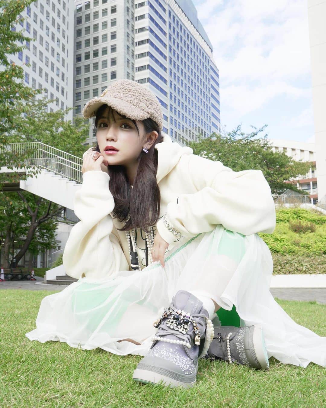 村山優香のインスタグラム：「文化服装学院のジュエリー学科さんとパラディウムさんがコラボしました✨ そして、完成した作品の モデルをつとめさせていただきました！ なんと、モア子、、素敵なサプライズすぎ🐶 衣装もアクセサリーも可愛い💭  #pr  #パラディウム　 #palladium  #文化服装学院」