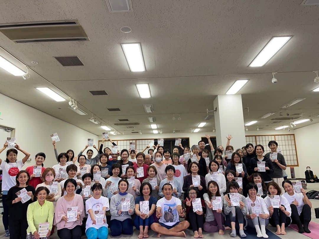 Ken Harakumaのインスタグラム：「ケンハラクマの千葉県成田山書道美術館ヨガイベント❣️ PART1：大本山成田山新勝寺での護摩業にも参加出来ました❣️ ご参加いただいた皆さん、成田書道美術館関係者の皆さん、成田ヨガのよりこチャン、ありがとうございました。 🙏🙏🙏 @international_yoga_center  @yoricomatumoto  @akiko_refresh_yoga  @yasukookanishi  @aromature_yoga_pilates  @ake_yoga  @naritasanmuseumcalligraphy  #アシュタンガヨガ  #護摩焚き  #成田山新勝寺  #瞑想  #ケンハラクマ」