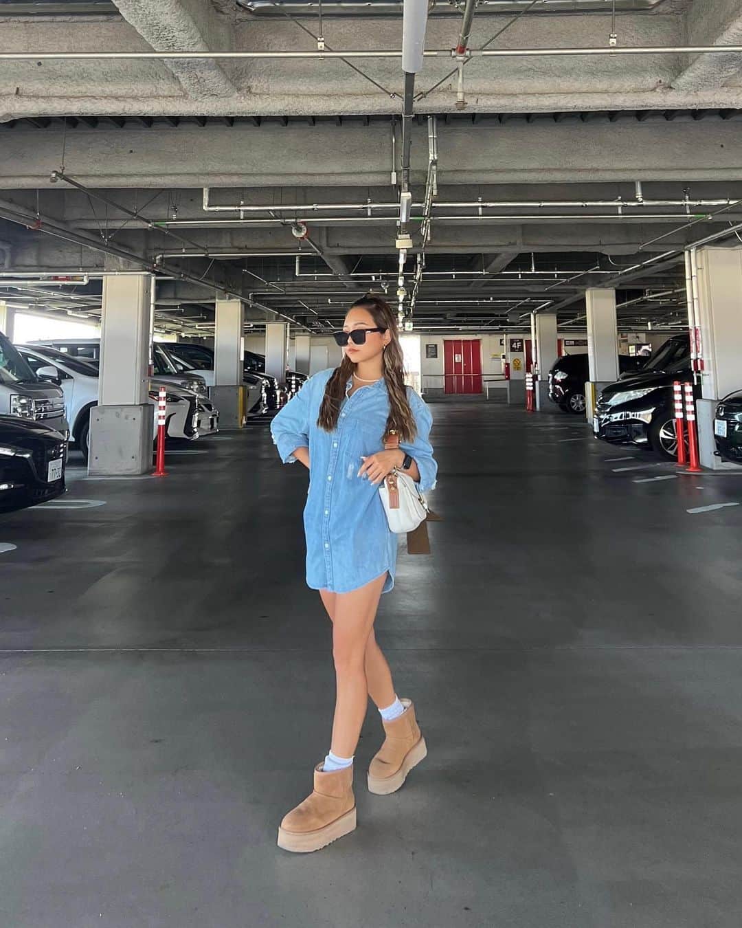 NANCYのインスタグラム：「今年も @uggjapan の季節がやってきた🐻🤎 昨年から結構な頻度で履いてたけど高いだけあって、全然劣化してない！  UGGとデニムの相性ほんと良い👖  今年も沢山お世話になります👢  #ugg#uggboots#UGGブーツ#denimshirt#アグ#秋コーデ#海外ファッション#プチプラコーデ」
