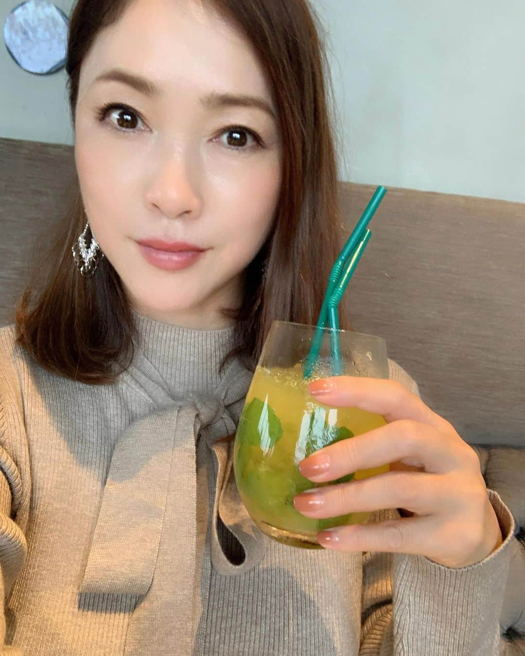 田中悦子のインスタグラム：「ずっと行きたかった 丸ビルのマンゴツリー🍽️🇹🇭🐘🌺 昔からここ大好き💕 ママ友とも良く行くお店。 35階からの眺めも良し❣️ 予約していなかったため、 40分待ちましたが😆笑 お腹すきすきで欲張ってしまった🤣 めっちゃ美味しかった🥰😍 女子はタイ料理、パクチー🌿増しまし大好きよね💕 マンゴー🥭モヒートは初めて飲みました❣️  #マンゴツリー東京 #タイ料理 #グリーンカレー #ヤムウンセン #パッタイ #トムヤムヌードル #パクチーましまし」