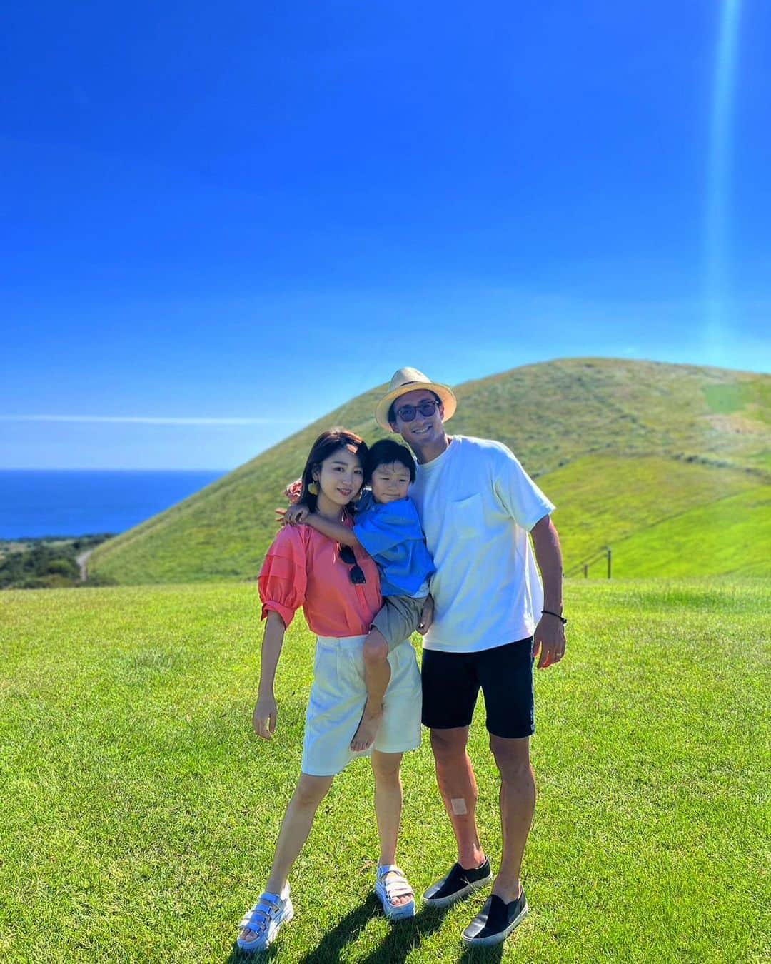 都倉賢さんのインスタグラム写真 - (都倉賢Instagram)「カメラロールにある大量の五島での思い出に浸りながらのコーヒータイム☕️  滞在3日で2回も訪れた鬼岳は僕達に全く違う表情を見せてくれました。  Photo by @ora_haruki  @aile0206  色々な最高な五島スポットにアテンドしてくれ、更に素敵な家族写真も有難うございました♪  #地球に生まれてよかった #控えめに言って最高でした #あえて言おう最高かよと #もう僕の語彙力ではこれ以上の言葉はありません #また絶対に行く #今度は鬼岳でピクニック #五島シリーズまだまだ続きまーす #五島  #五島列島」10月10日 20時49分 - tokuraken