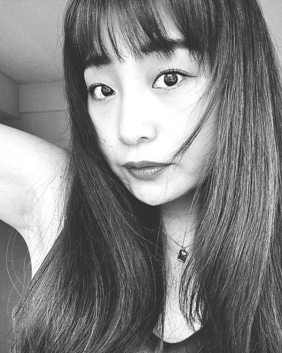 畑中奈緒美のインスタグラム：「• ここ最近はもうずーっとまつげパーマです。 私はエクステより好き🫶🏼  @reina.lien_eyelash に 『根元から思いっきり上げてカールもしっかりつけた〜い』って伝えるとこのデザインになります☺️  #まつげ #まつげパーマ」