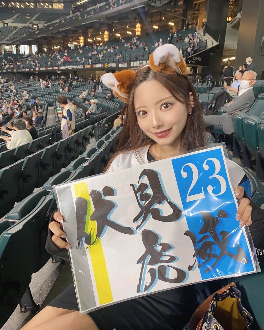 山下みちるさんのインスタグラム写真 - (山下みちるInstagram)「・ 初のエスコンフィールド🦊🤎  本当に観やすかった✨ 綺麗だし、食べ物もたくさんあるし、 盛り上がりもすごいし最高🥰  応援ボード作ったのはお姉ちゃん‪‪❤︎‬ センスいいしとっても上手でしょ😼 @kitori_no_oekaki   これで12球団の球場制覇〜⚾️❤️‍🔥 ・  #野球 #プロ野球  #野球観戦 #日本ハムファイターズ  #日ハム  #キツネダンス #ユニフォーム  #北海道  #エスコンフィールド北海道 #baesball  #ootd #japan #instagood」10月10日 20時50分 - hello_chiruchiru