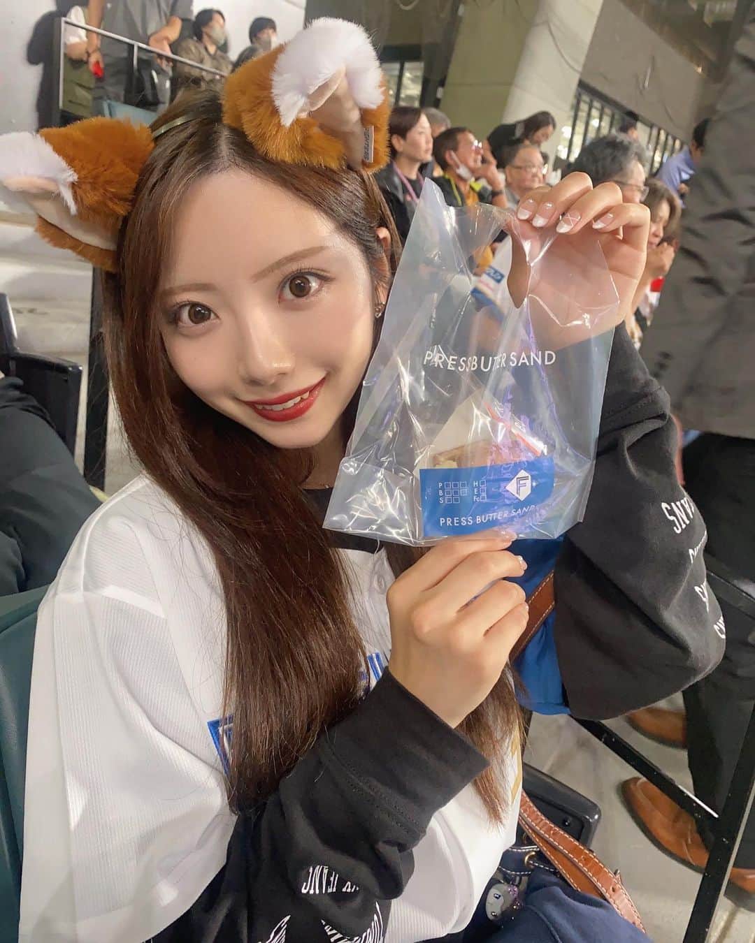 山下みちるさんのインスタグラム写真 - (山下みちるInstagram)「・ 初のエスコンフィールド🦊🤎  本当に観やすかった✨ 綺麗だし、食べ物もたくさんあるし、 盛り上がりもすごいし最高🥰  応援ボード作ったのはお姉ちゃん‪‪❤︎‬ センスいいしとっても上手でしょ😼 @kitori_no_oekaki   これで12球団の球場制覇〜⚾️❤️‍🔥 ・  #野球 #プロ野球  #野球観戦 #日本ハムファイターズ  #日ハム  #キツネダンス #ユニフォーム  #北海道  #エスコンフィールド北海道 #baesball  #ootd #japan #instagood」10月10日 20時50分 - hello_chiruchiru