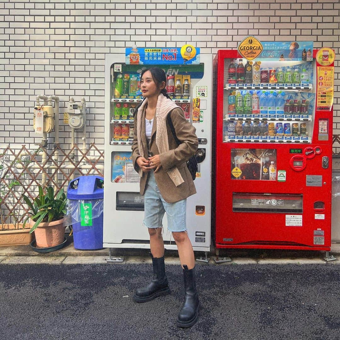 キム・ドユンのインスタグラム：「猫ちゃんにすごく見られたにょ🐈  Jacket #anderssonbell  Inner #cos  Denim #nobrand  Shoes #bottegaveneta  Bag #prada   #今日のコーデ #ootdfashion #ootd #秋コーデ #가을코디 #자켓코디 #ジャケットコーデ」