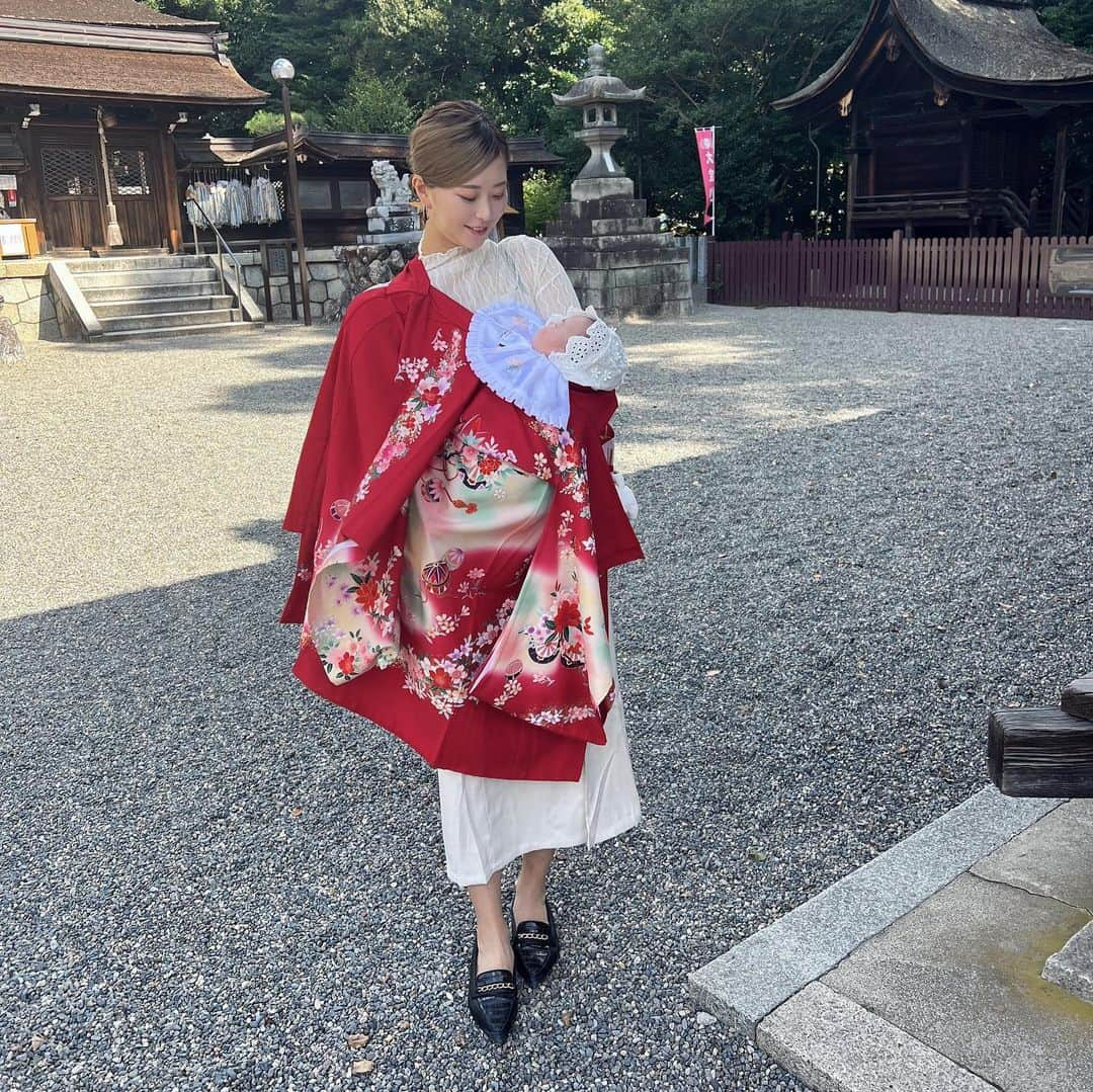 高塚南海さんのインスタグラム写真 - (高塚南海Instagram)「⛩  先日、無事にお宮参りを 終えました❤️𓂃 𓈒  すくすく元気に 育ってくれますように🤲´-  検診でも足や首強いね〜と 言われる娘😂 スポーツ女子になるかな👍🏼👍🏼   #お宮参り  #生後1ヶ月   #女の子ママ  #女の子ベビー     1年前まで愛媛で試合してたのかぁ𓈒 𓂂𓏸  #阪神タイガースwomen のみんな 明日の決勝戦がんばれぇぇ❤️‍🔥🐯」10月10日 20時52分 - southsea28