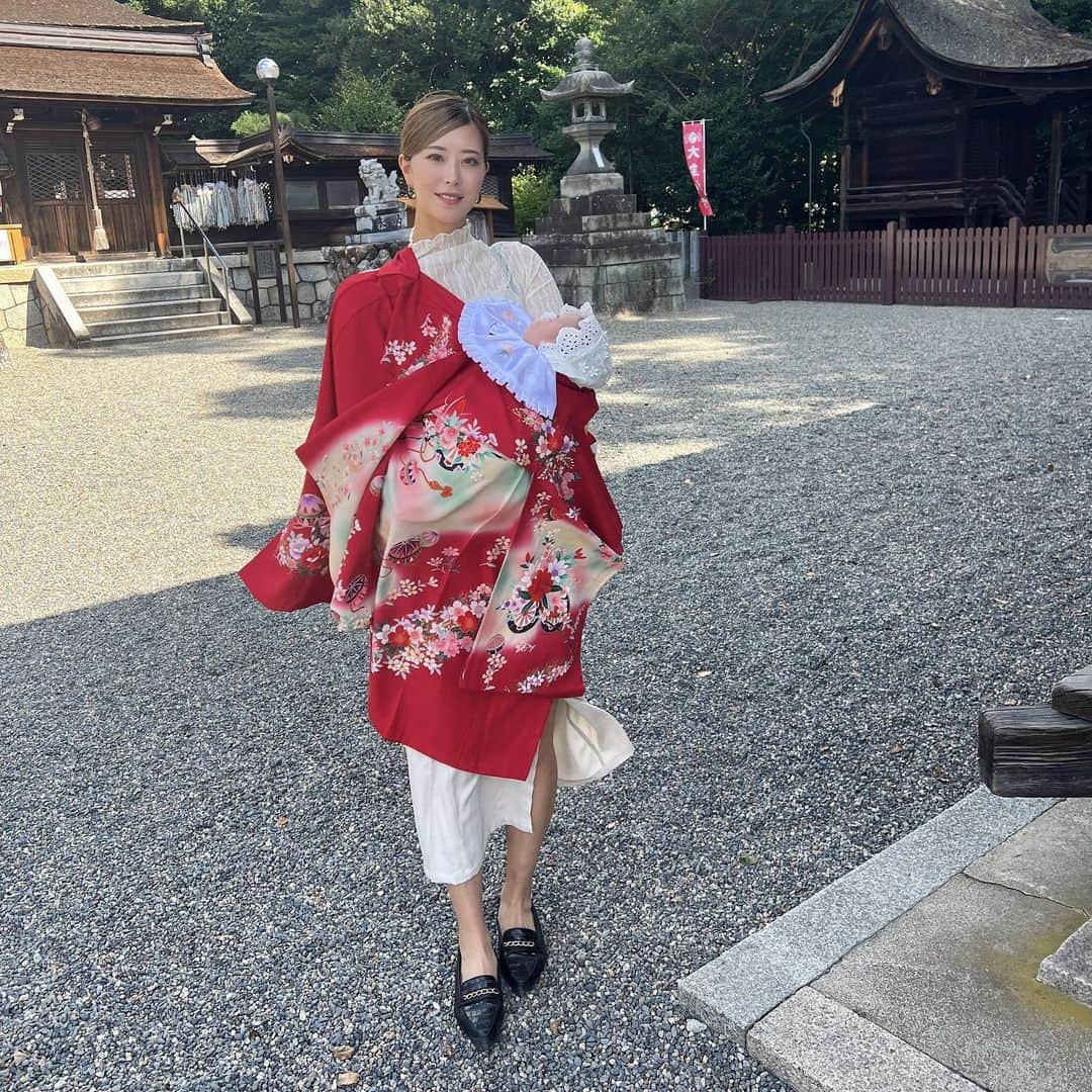 高塚南海のインスタグラム：「⛩  先日、無事にお宮参りを 終えました❤️𓂃 𓈒  すくすく元気に 育ってくれますように🤲´-  検診でも足や首強いね〜と 言われる娘😂 スポーツ女子になるかな👍🏼👍🏼   #お宮参り  #生後1ヶ月   #女の子ママ  #女の子ベビー     1年前まで愛媛で試合してたのかぁ𓈒 𓂂𓏸  #阪神タイガースwomen のみんな 明日の決勝戦がんばれぇぇ❤️‍🔥🐯」