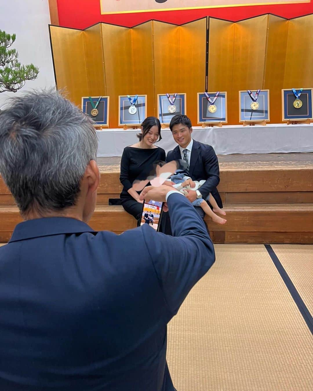 丸山城志郎のインスタグラム：「天理柔道会🥋 天理中学校、天理高校出身の新添選手と天理大学出身の僕の祝勝会を開催していただきました。 500人以上の方にお越しいただき素晴らしい会となりました。 会を支えてくださった全ての皆様、いつも応援してくださる皆様、ありがとうございます。 また頑張っていきます。」