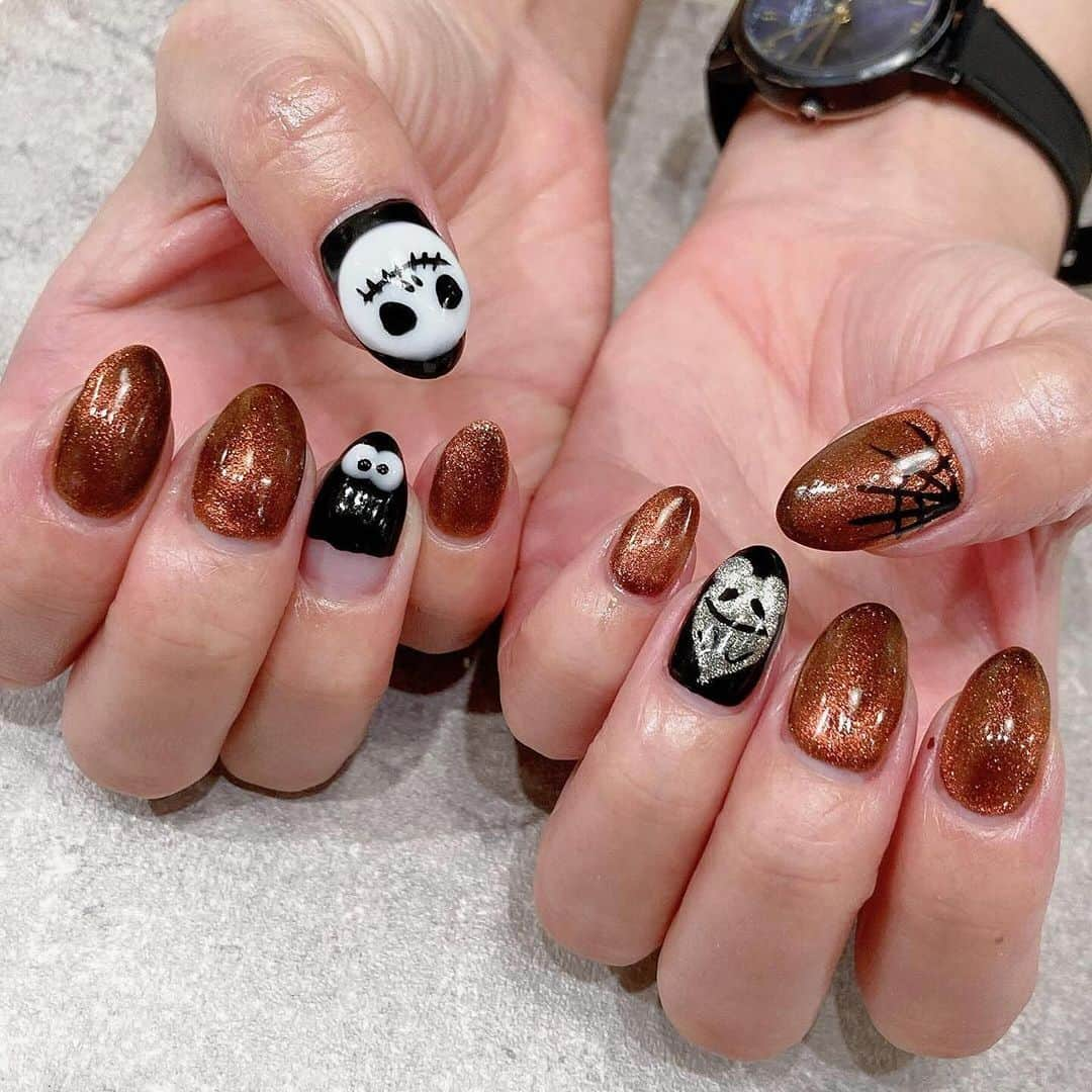 ネイルサロンならネイルクイックのインスタグラム：「𝒔𝒕𝒂𝒇𝒇 𝒏𝒂𝒊𝒍𝒔 @nailquick_yokohamajoinus⁣ ⁣ 🔸ハロウィンネイル👻🎃⁣ 🔸ギャラクシーマグネット×ニュアンス💅⁣ ⁣ ⁣ オープティボヌール横浜ジョイナス店⁣ 営業時間10:00〜21:00⁣ ☎︎045-317-5919⁣ 🏠〒220-0005 横浜市西区南幸1ー5ー1⁣ ジョイナス4F⁣ ⁣ ⋱⋰ ⋱⋰ ⋱⋰ ⋱⋰ ⋱⋰ ⋱⋰ ⋱⋰⁣ ⁣ デザインに使われているカラー、ストーン、パーツ等に関しましては、店舗によって在庫状況が異なります。⁣ 在庫切れの場合は、似ているカラー、ストーン、パーツをご案内させていただくことがございますので、あらかじめご了承ください。⁣ ⁣ ⋱⋰ ⋱⋰ ⋱⋰ ⋱⋰ ⋱⋰ ⋱⋰ ⋱⋰⁣ ⁣ ⁣ 🟫#ネイルサロン は @nailquick⁣ 🟪#ジェルネイル は @nailparfaitgel⁣ ⬜️#ハンドケア には @spanail_product⁣ ⁣ ⁣ ⁣ 🤚🏼✋🏼 #ネイルクイック⁣ ⁣ お爪の健康を考えたネイル専門店⁣ ケア、マニキュア、ジェルネイル、お客さまのご要望やお爪の状態を伺い、一人ひとりにあうメニューをご提供します。⁣ ⁣ ⋱⋰ ⋱⋰ ⋱⋰ ⋱⋰ ⋱⋰ ⋱⋰ ⋱⋰⁣ ⁣ ⁣ #ハロウィンネイル #パフェマグギャラクシー #マグネットネイル #ギャラクシーネイル #Halloweennails #トレンドネイル #流行りネイル #할로윈네일 #ネイルパフェジェル #ネイルクイック #横浜ネイルサロン #横浜ジョイナス  キャプションを入力…」