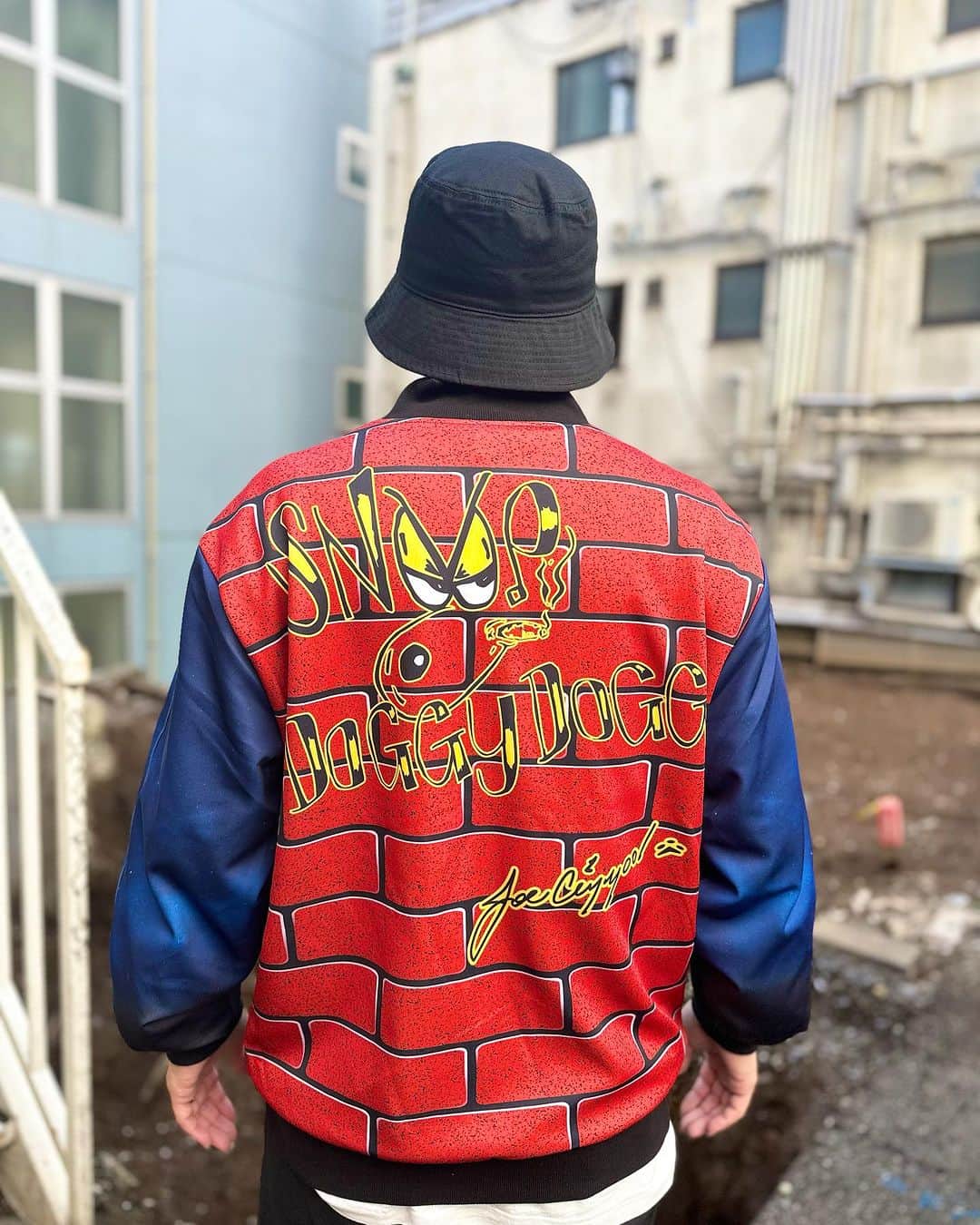 GROW AROUNDさんのインスタグラム写真 - (GROW AROUNDInstagram)「#growaroundnewarrivals   CROOKS CASTLES x DEATH ROW DOGGYSTYLE BOMBER JAKET   Snoop doggのclassic album "DOGGYSTYLE"を大胆にプリントしたジャージ素材のJACKETが入荷致しました！！ このジャケットといえばSNOOPの従兄弟であるDarryl danielによるアートワークですね。」10月10日 20時55分 - growaround