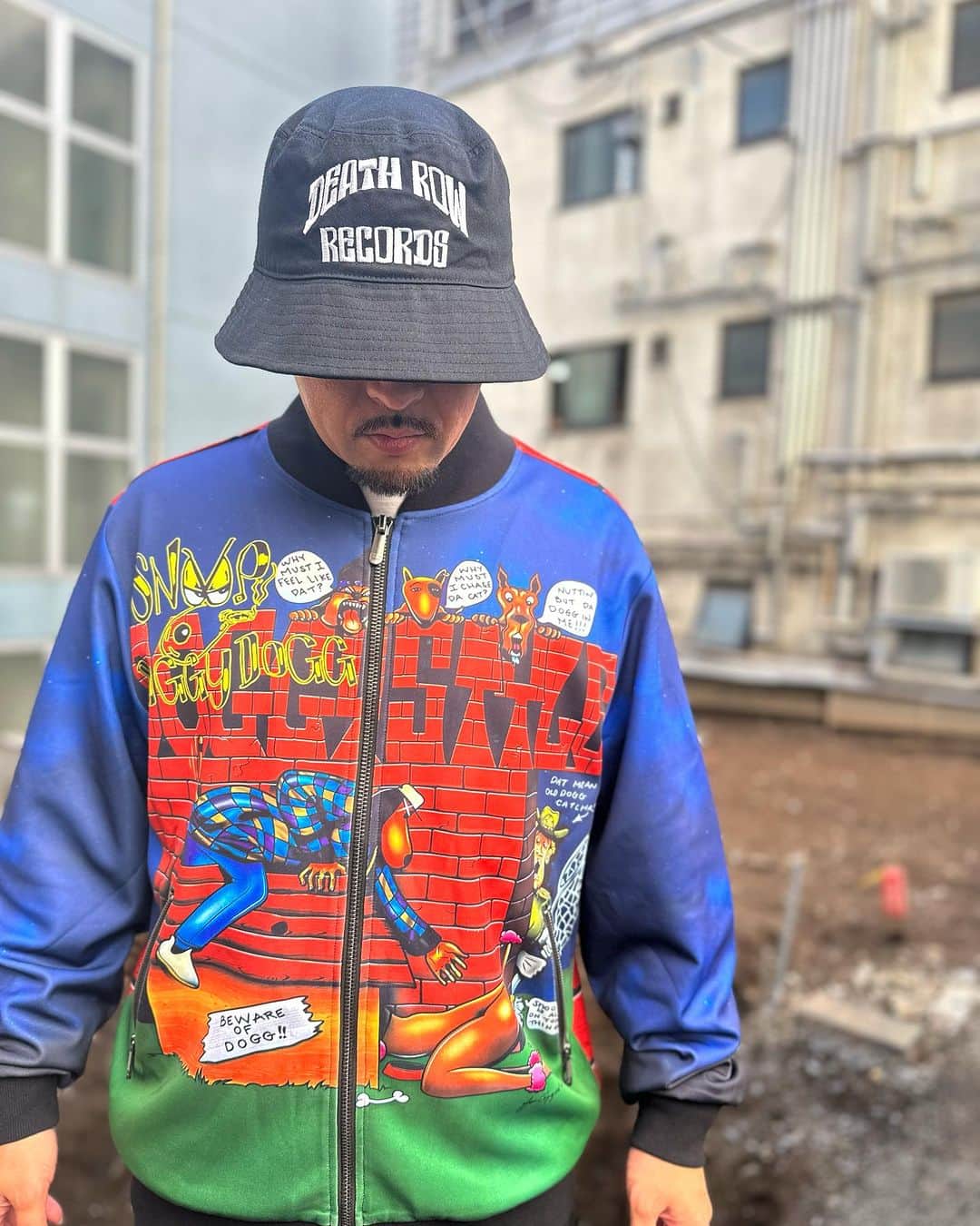 GROW AROUNDさんのインスタグラム写真 - (GROW AROUNDInstagram)「#growaroundnewarrivals   CROOKS CASTLES x DEATH ROW DOGGYSTYLE BOMBER JAKET   Snoop doggのclassic album "DOGGYSTYLE"を大胆にプリントしたジャージ素材のJACKETが入荷致しました！！ このジャケットといえばSNOOPの従兄弟であるDarryl danielによるアートワークですね。」10月10日 20時55分 - growaround