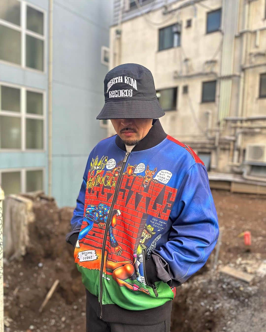 GROW AROUNDのインスタグラム：「#growaroundnewarrivals   CROOKS CASTLES x DEATH ROW DOGGYSTYLE BOMBER JAKET   Snoop doggのclassic album "DOGGYSTYLE"を大胆にプリントしたジャージ素材のJACKETが入荷致しました！！ このジャケットといえばSNOOPの従兄弟であるDarryl danielによるアートワークですね。」