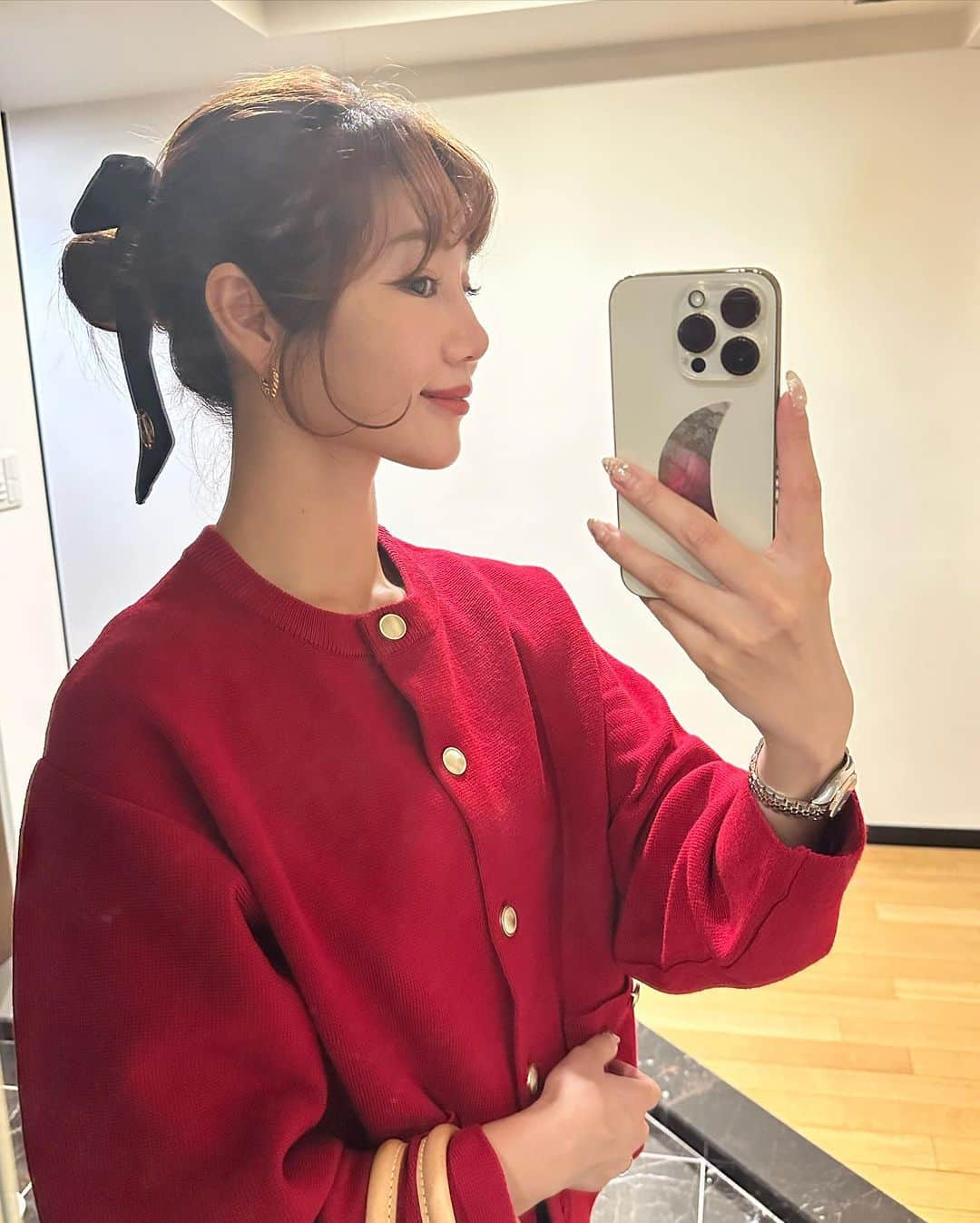 ほしのこさんのインスタグラム写真 - (ほしのこInstagram)「赤❤️な日　  赤にお団子ヘアにベロアのバレッタ🫰 バレッタ @aprily_officialsite  （10/14 21:00〜発売start） だよ❤︎   あっこの髪の毛の長さともまたしばしお別れしようと思って 最後にお団子ヘア納めっ✂︎😶  カーディガン @titivatejp  トレンドの赤を取り入れていこうのまき  デニム @yanuk_official  Rush のスリムテーパードデニムパンツが細みえするけど スキニーみたいにピタッとしないから、ラインが絶妙✨ ヤヌークはお気に入りデニムブランドの1つ！  パンプス @odetteeodile  秋は特に登場率高め 今年もばんばん履いてく♡  #コーディネート#秋服#赤コーデ」10月10日 20時56分 - hoshinoko728