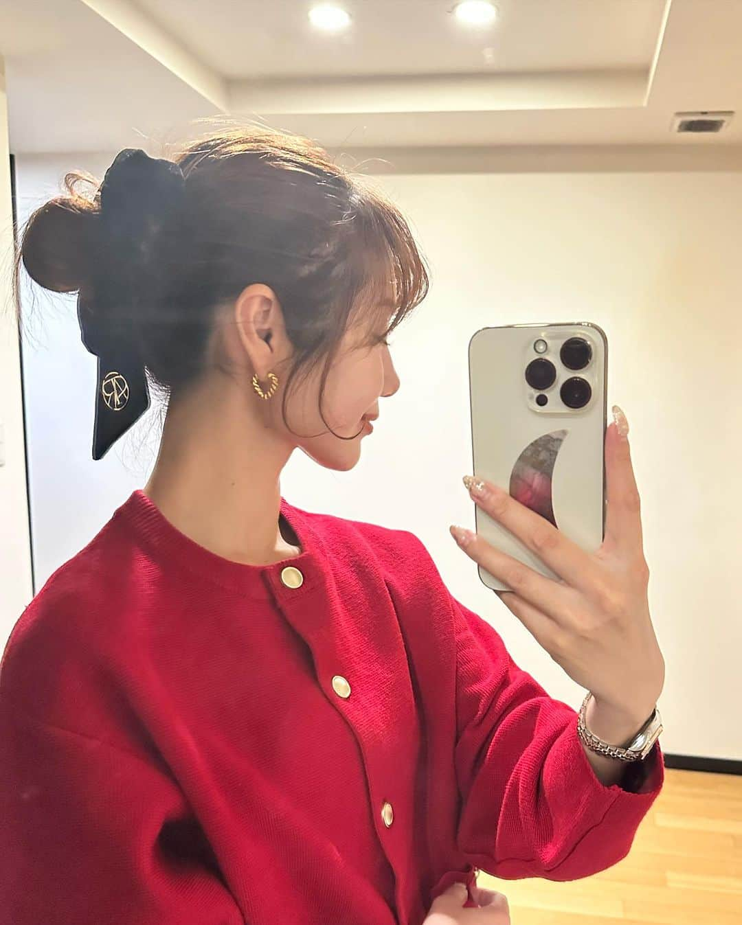 ほしのこさんのインスタグラム写真 - (ほしのこInstagram)「赤❤️な日　  赤にお団子ヘアにベロアのバレッタ🫰 バレッタ @aprily_officialsite  （10/14 21:00〜発売start） だよ❤︎   あっこの髪の毛の長さともまたしばしお別れしようと思って 最後にお団子ヘア納めっ✂︎😶  カーディガン @titivatejp  トレンドの赤を取り入れていこうのまき  デニム @yanuk_official  Rush のスリムテーパードデニムパンツが細みえするけど スキニーみたいにピタッとしないから、ラインが絶妙✨ ヤヌークはお気に入りデニムブランドの1つ！  パンプス @odetteeodile  秋は特に登場率高め 今年もばんばん履いてく♡  #コーディネート#秋服#赤コーデ」10月10日 20時56分 - hoshinoko728